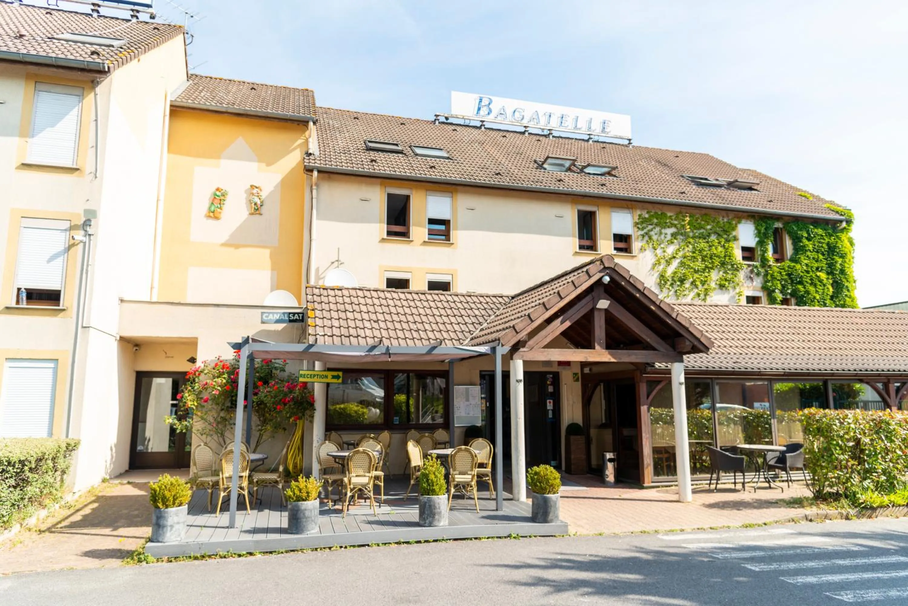 Property building in Hôtel Bagatelle Paris Nord Roissy CDG