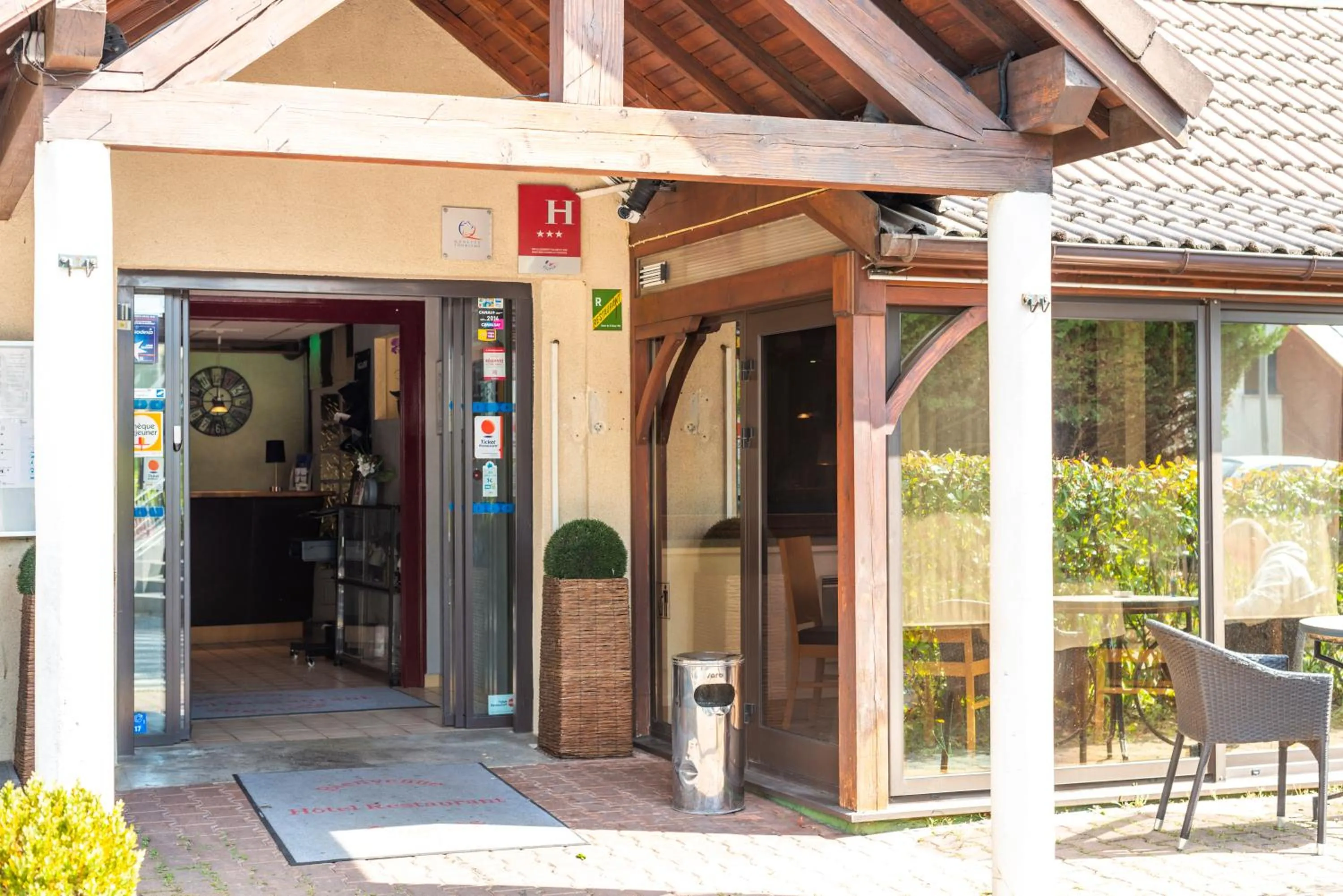 Property building in Hôtel Bagatelle Paris Nord Roissy CDG