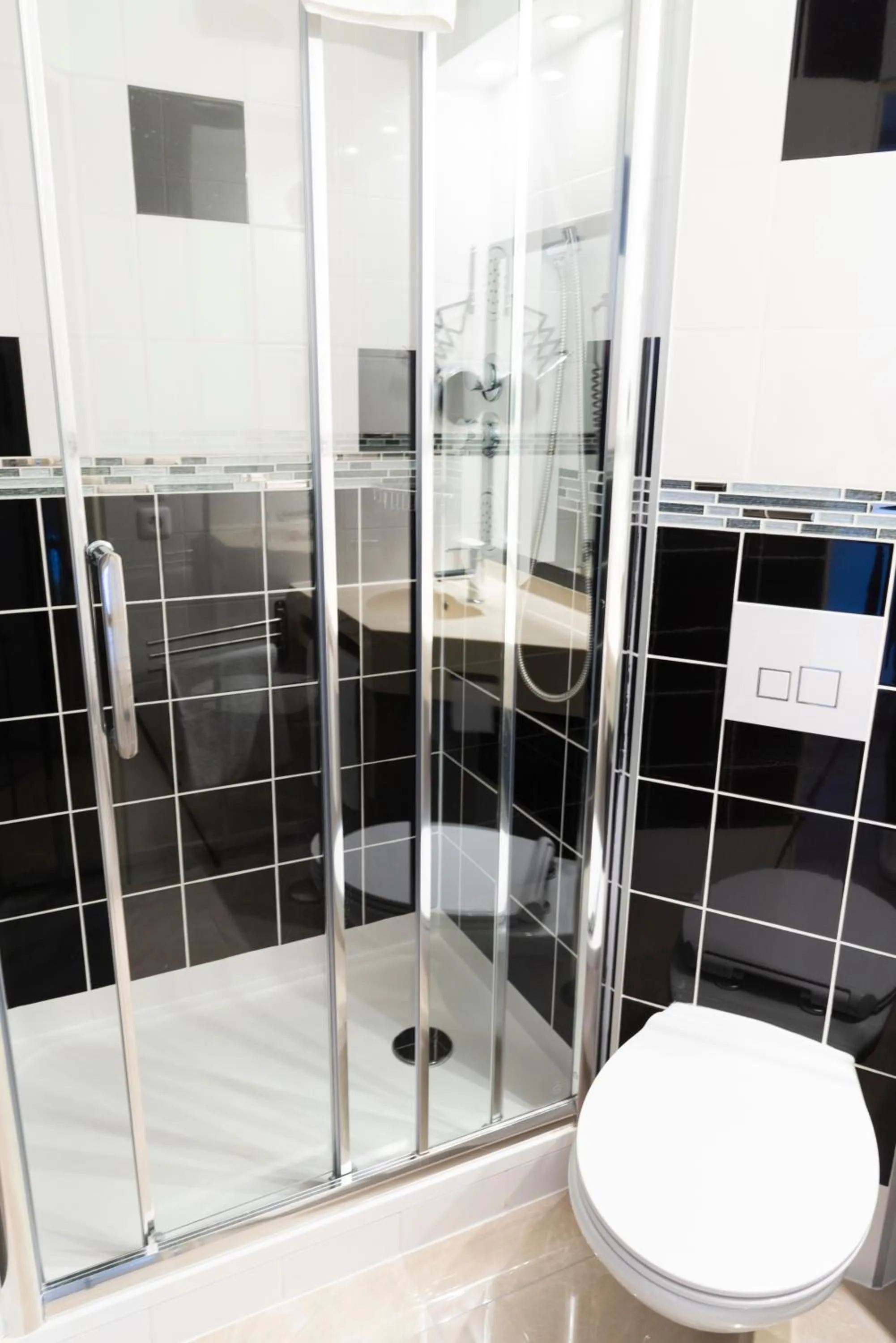 Shower in Hôtel Bagatelle Paris Nord Roissy CDG