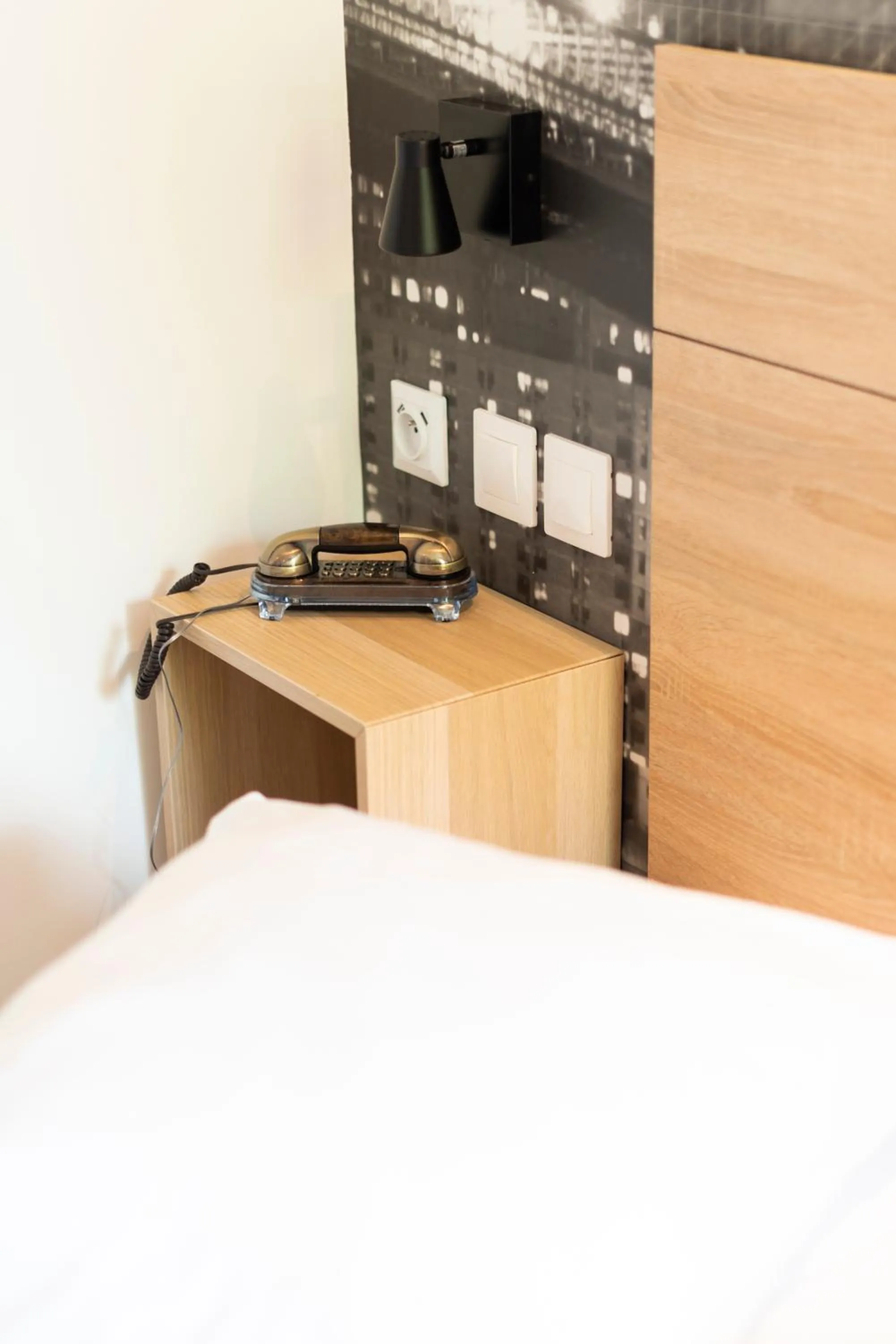 Bed in Hôtel Bagatelle Paris Nord Roissy CDG