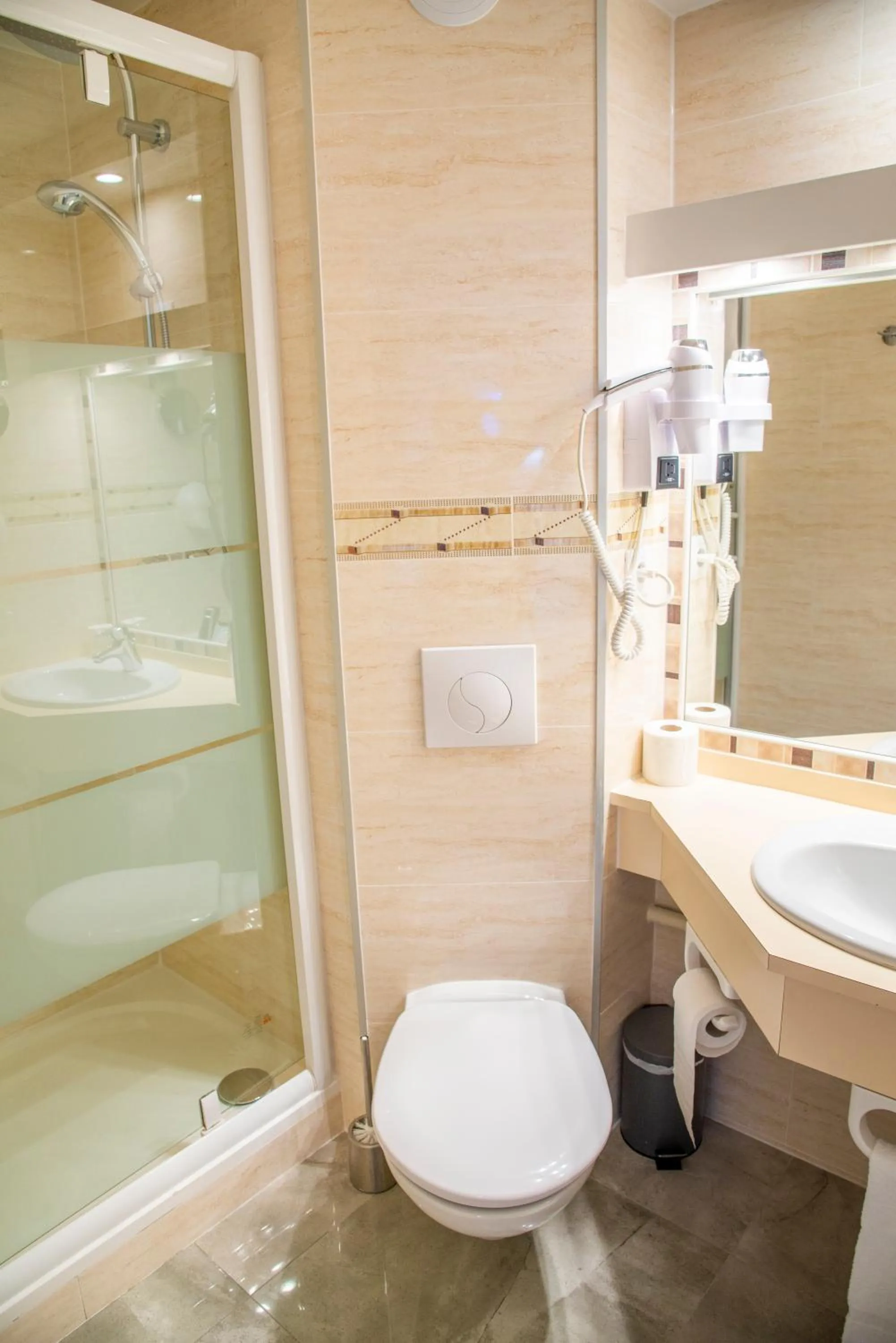 Shower in Hôtel Bagatelle Paris Nord Roissy CDG