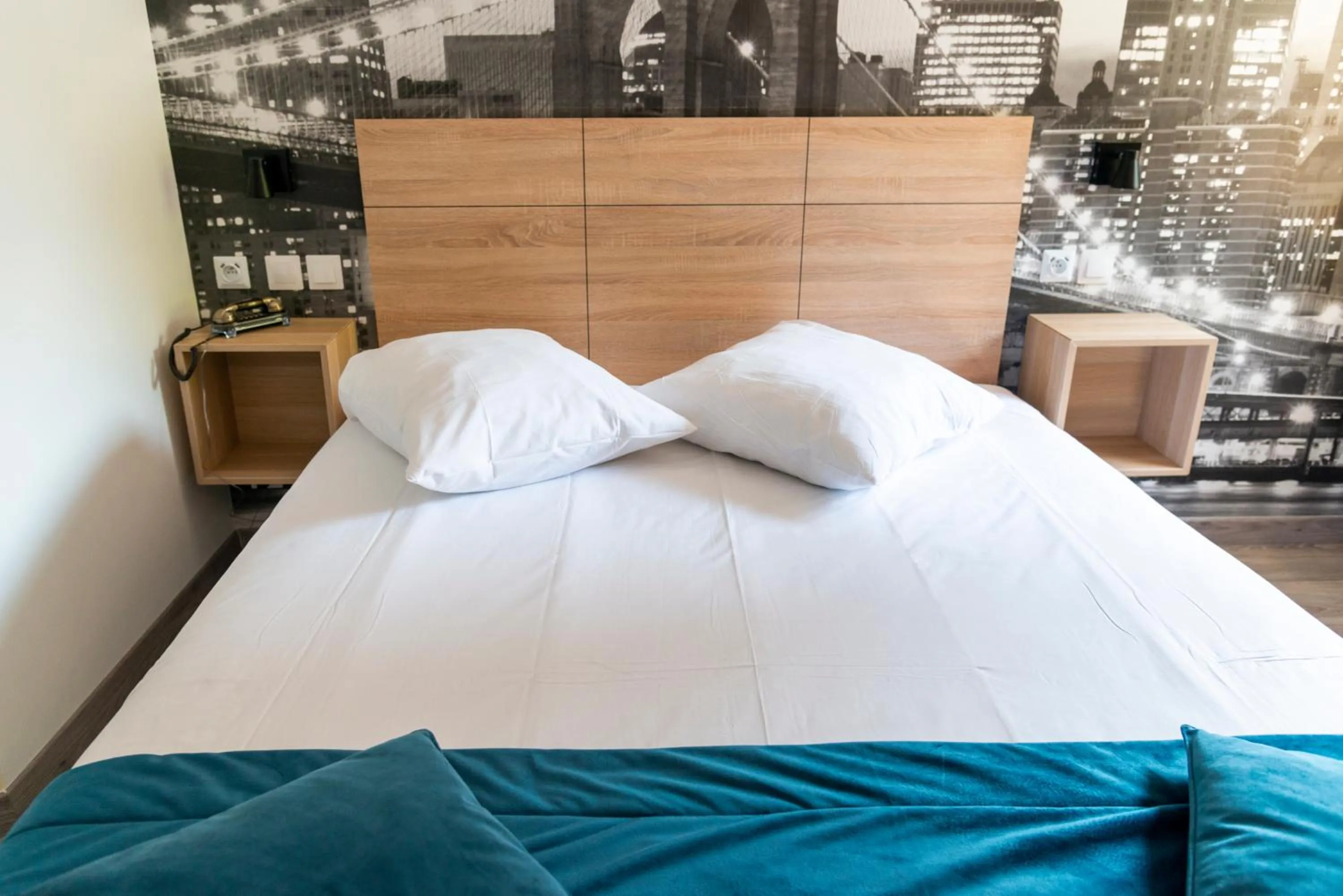 Bed in Hôtel Bagatelle Paris Nord Roissy CDG