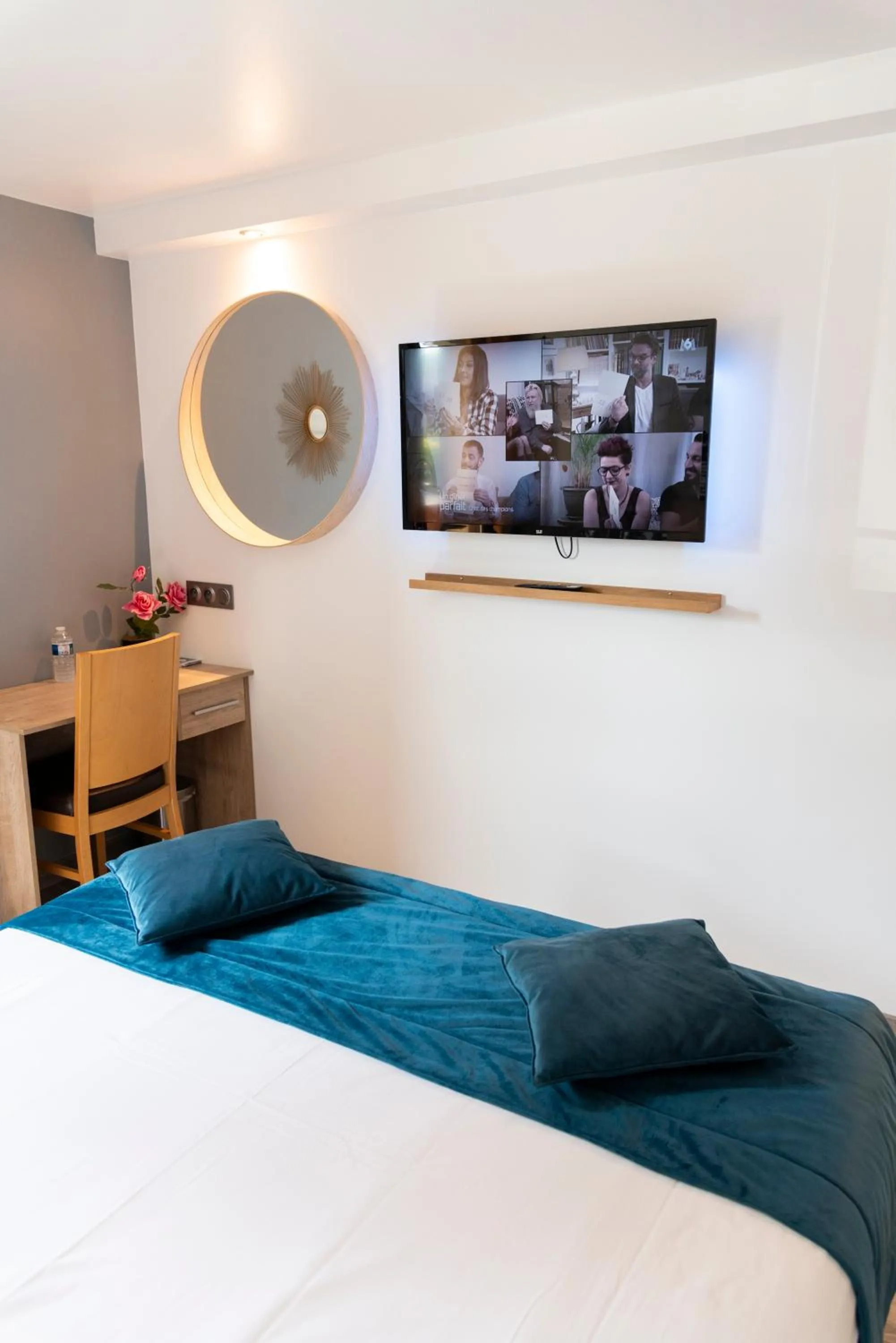 Bed in Hôtel Bagatelle Paris Nord Roissy CDG