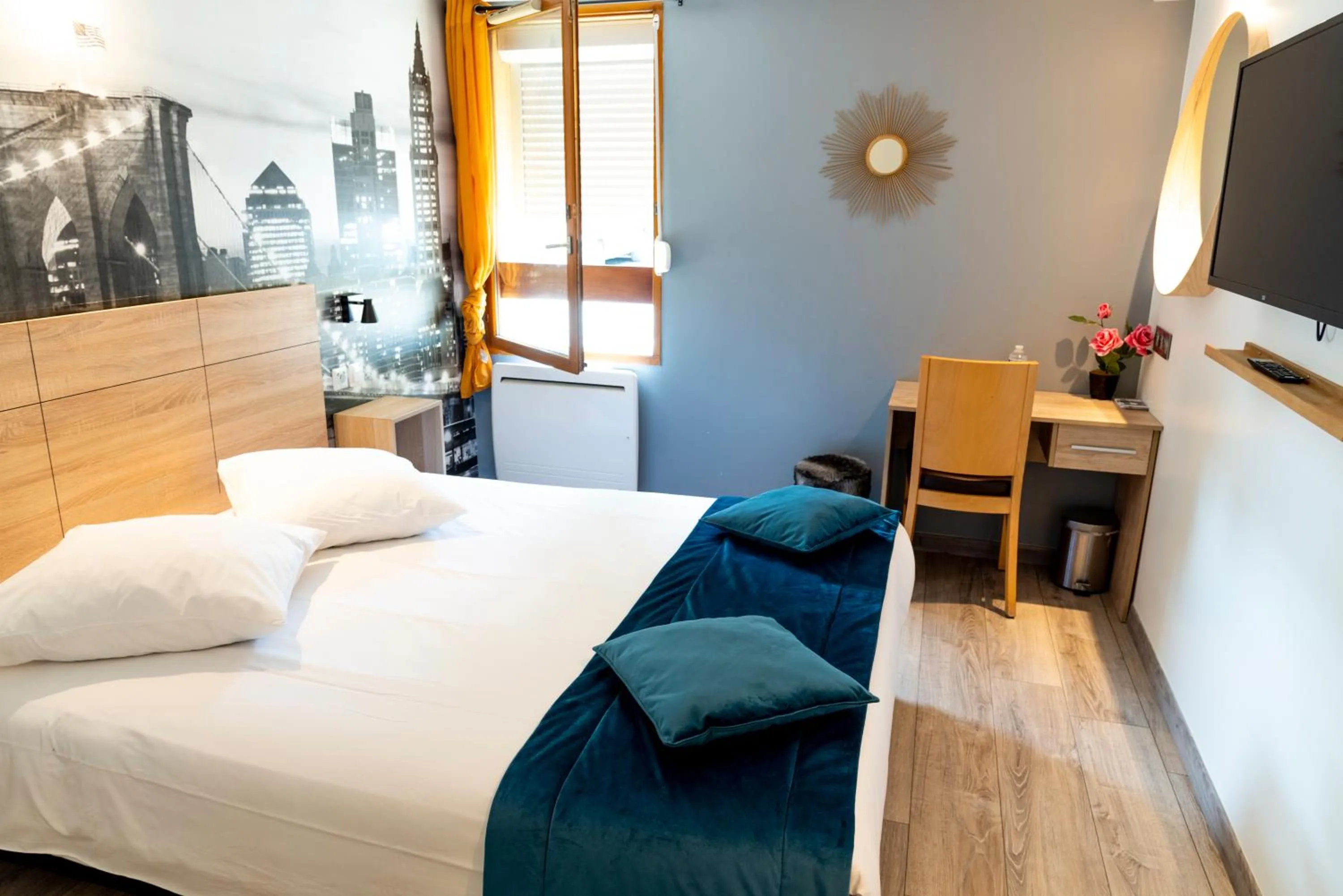 Bed in Hôtel Bagatelle Paris Nord Roissy CDG