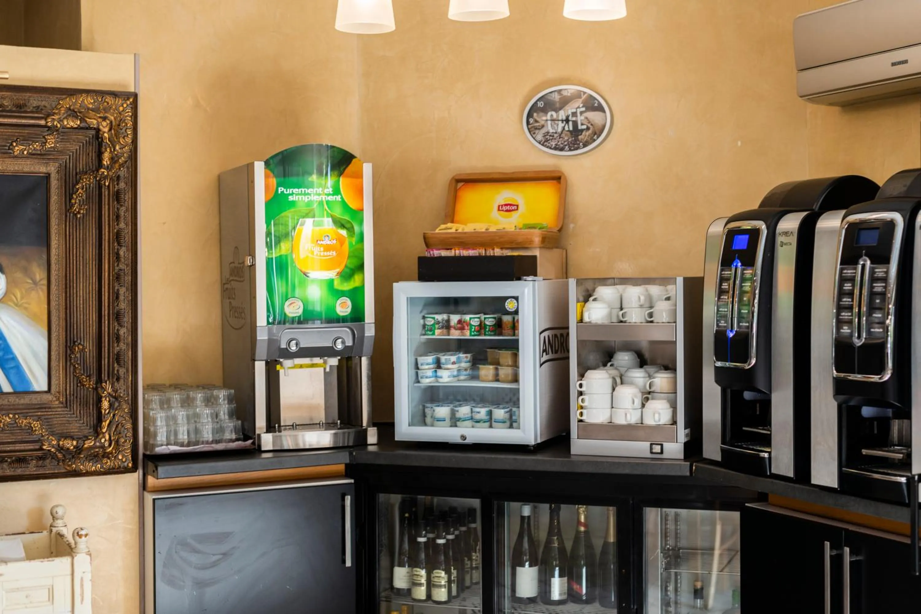 vending machine in Hôtel Bagatelle Paris Nord Roissy CDG