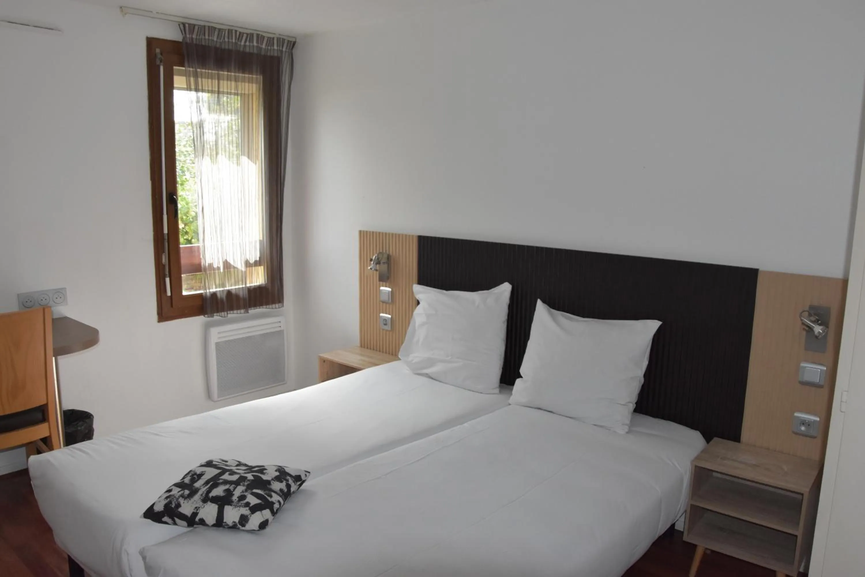 Bed in Hôtel Bagatelle Paris Nord Roissy CDG