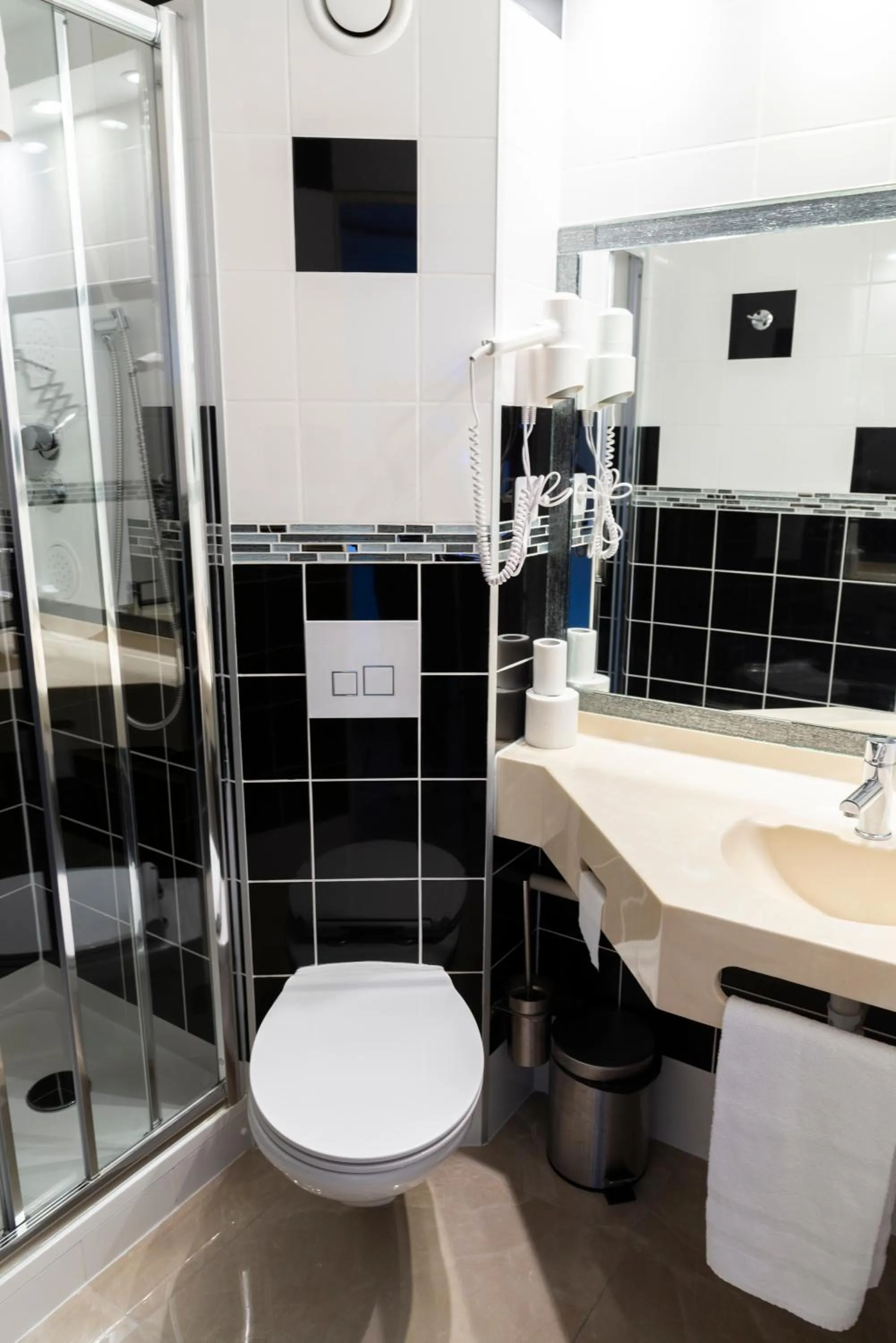 Shower in Hôtel Bagatelle Paris Nord Roissy CDG