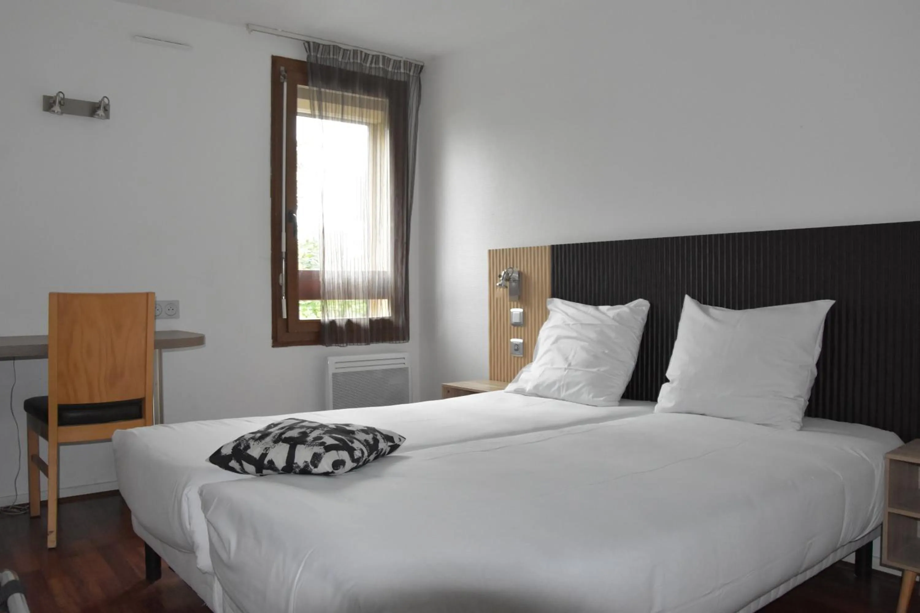 Seating area, Bed in Hôtel Bagatelle Paris Nord Roissy CDG