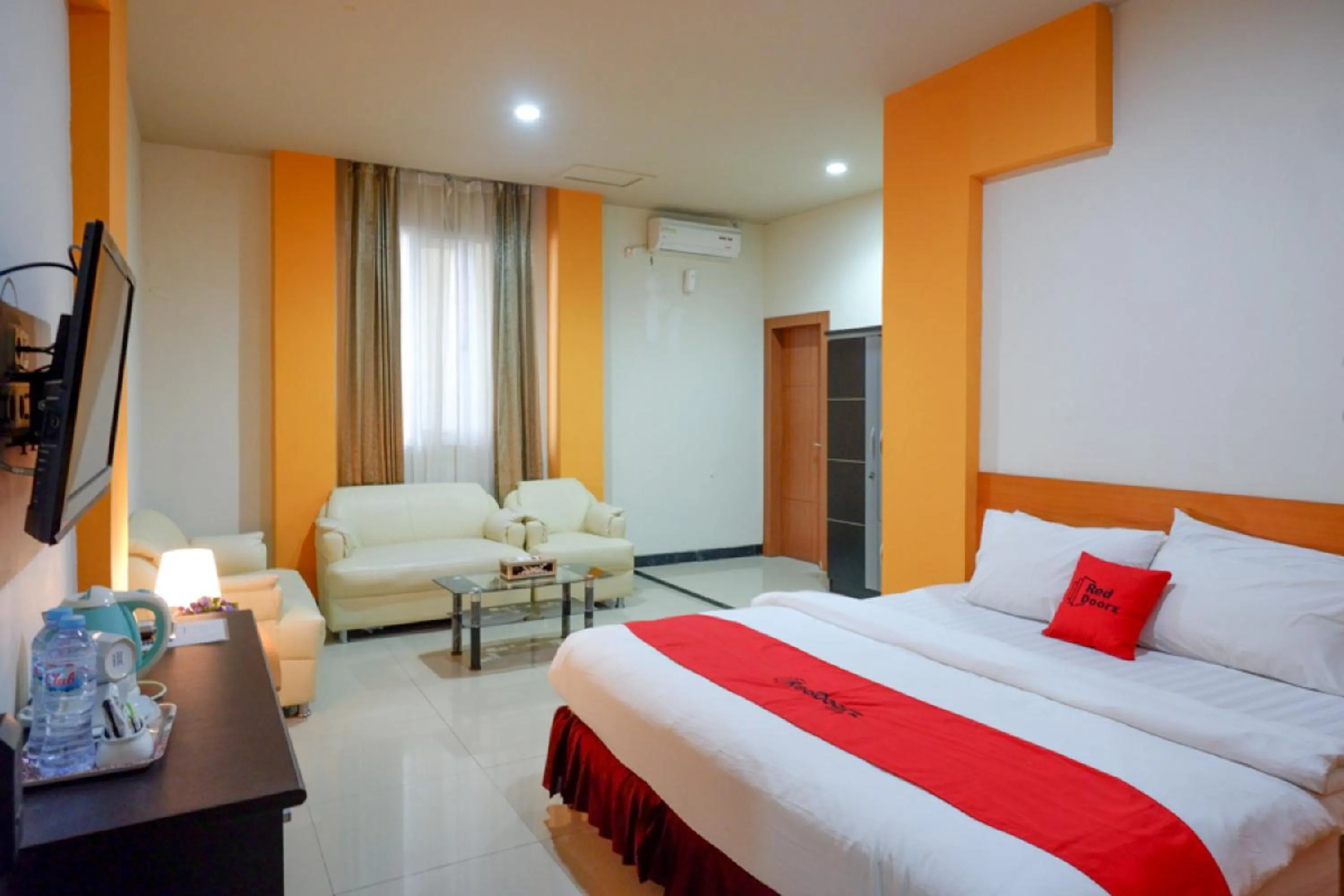 Photo of the whole room, Bed in RedDoorz Plus @ Cameloan Hotel Palu