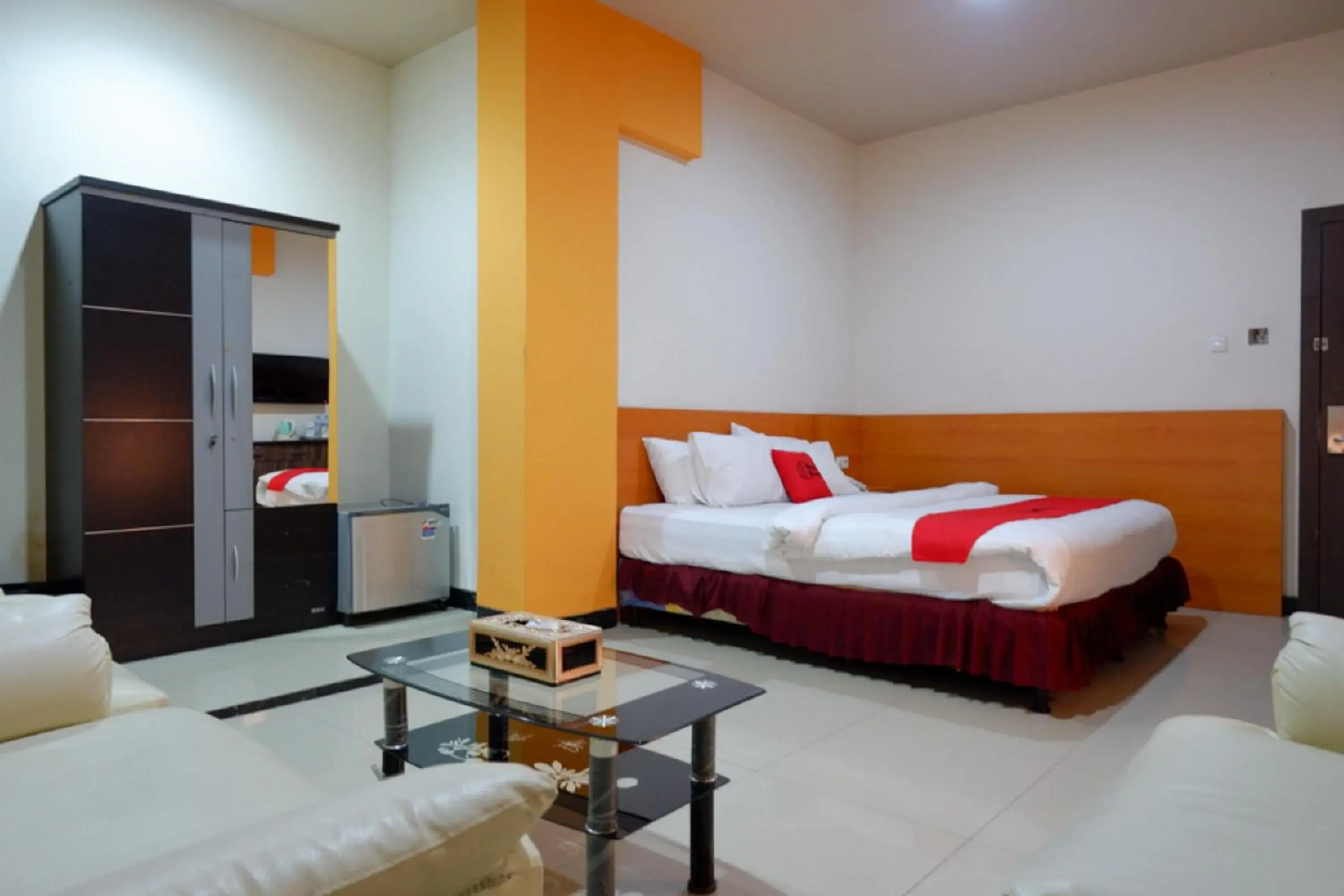 Suite in RedDoorz Plus @ Cameloan Hotel Palu Suite in RedDoorz Plus @ Cameloan Hotel Palu