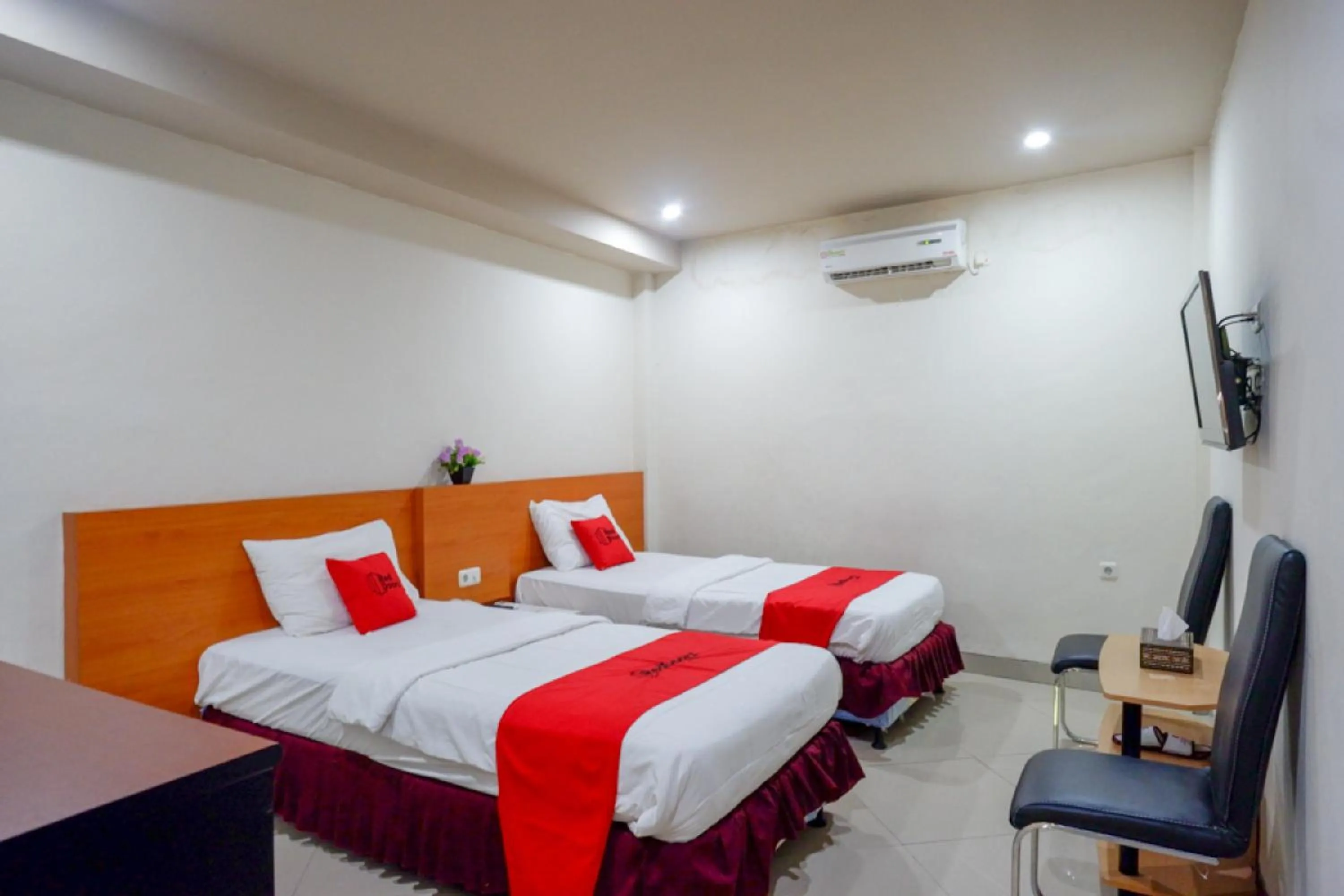 Bedroom, Bed in RedDoorz Plus @ Cameloan Hotel Palu
