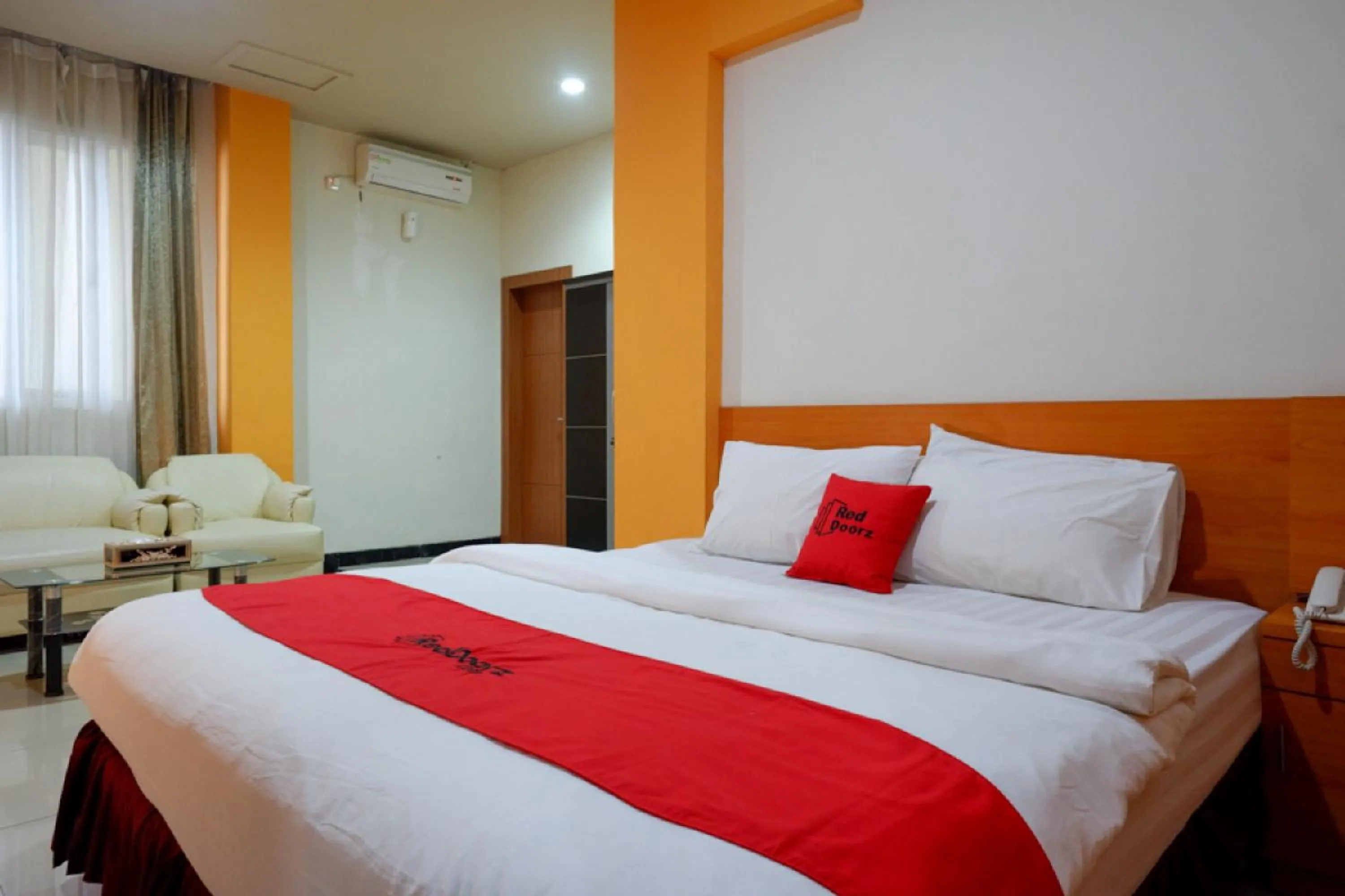 Bedroom, Bed in RedDoorz Plus @ Cameloan Hotel Palu