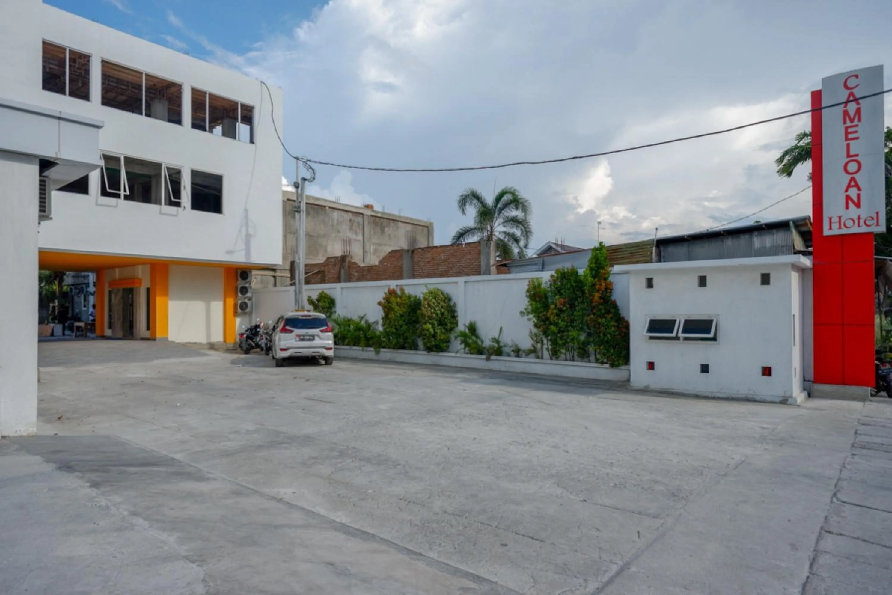 Facade/entrance in RedDoorz Plus @ Cameloan Hotel Palu