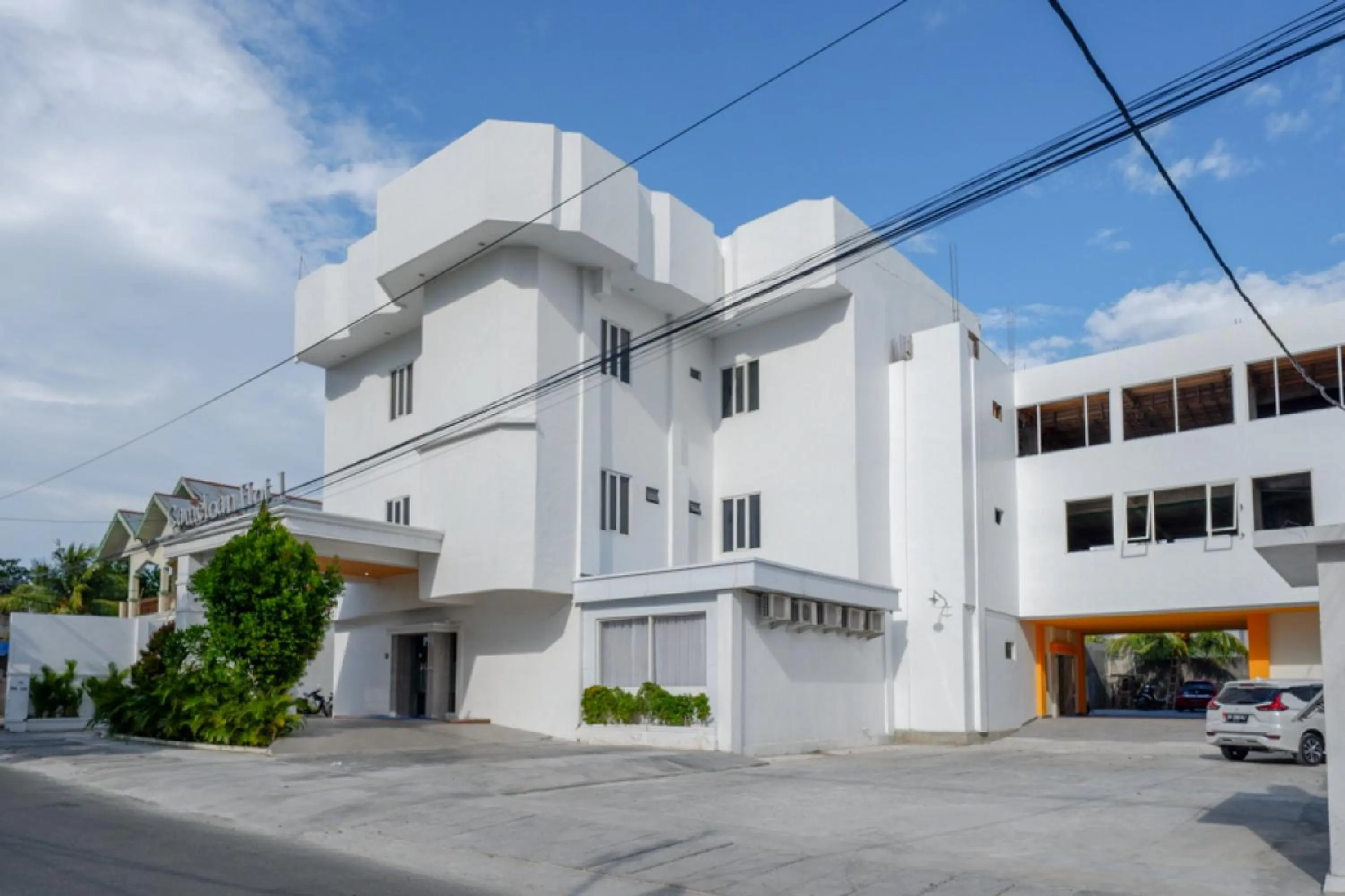Facade/entrance in RedDoorz Plus @ Cameloan Hotel Palu