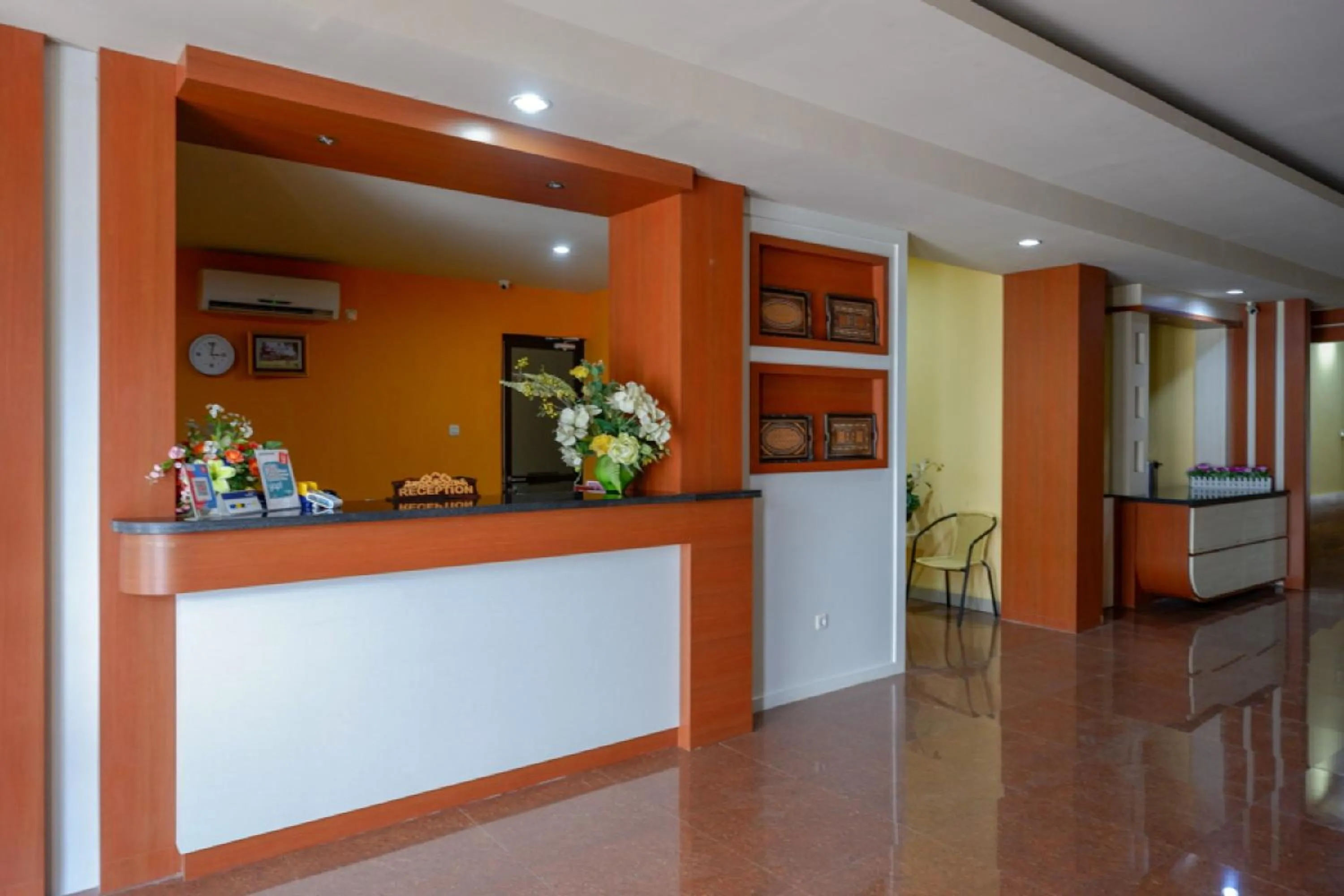 Lobby or reception in RedDoorz Plus @ Cameloan Hotel Palu