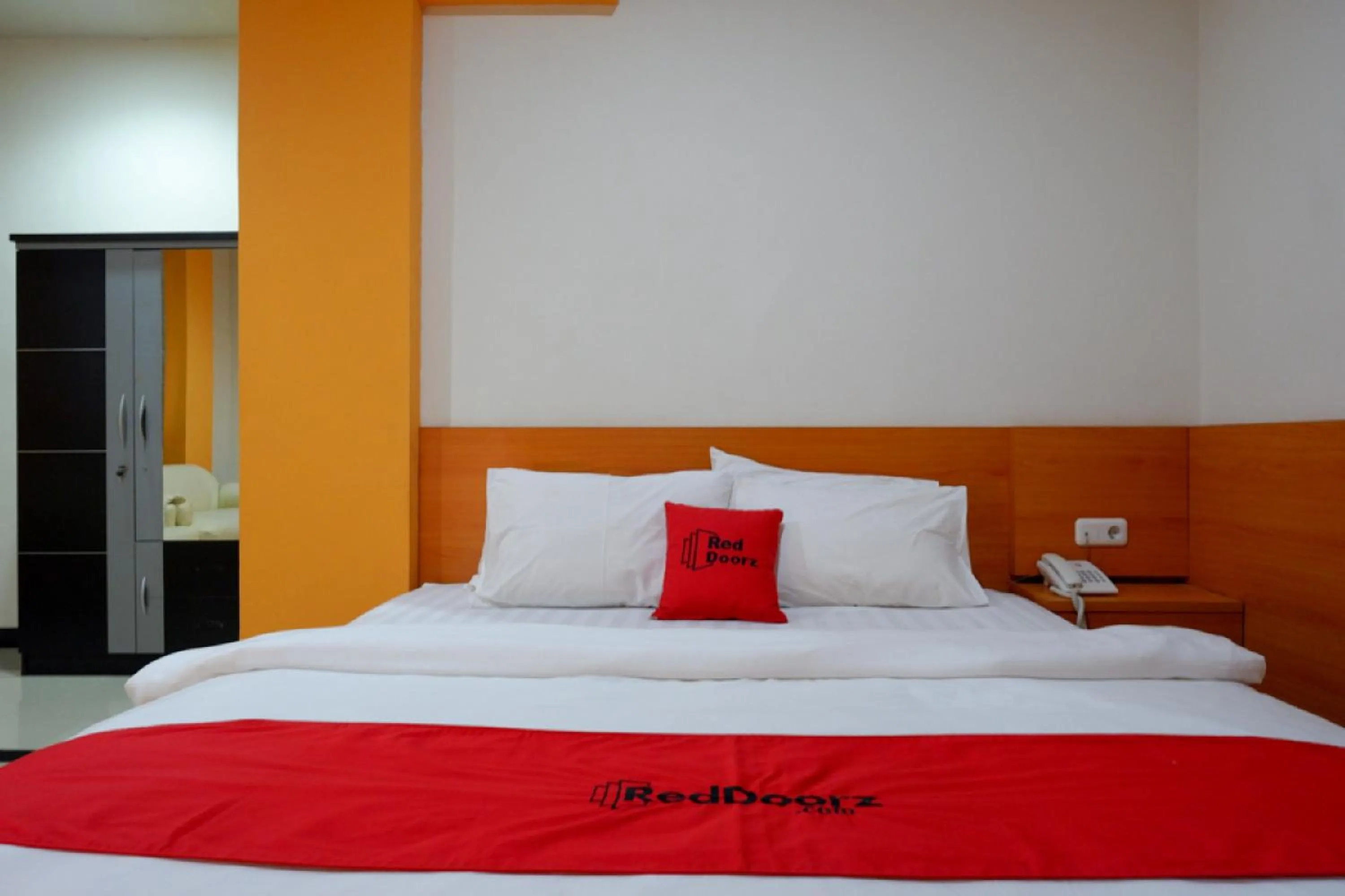 Bedroom, Bed in RedDoorz Plus @ Cameloan Hotel Palu