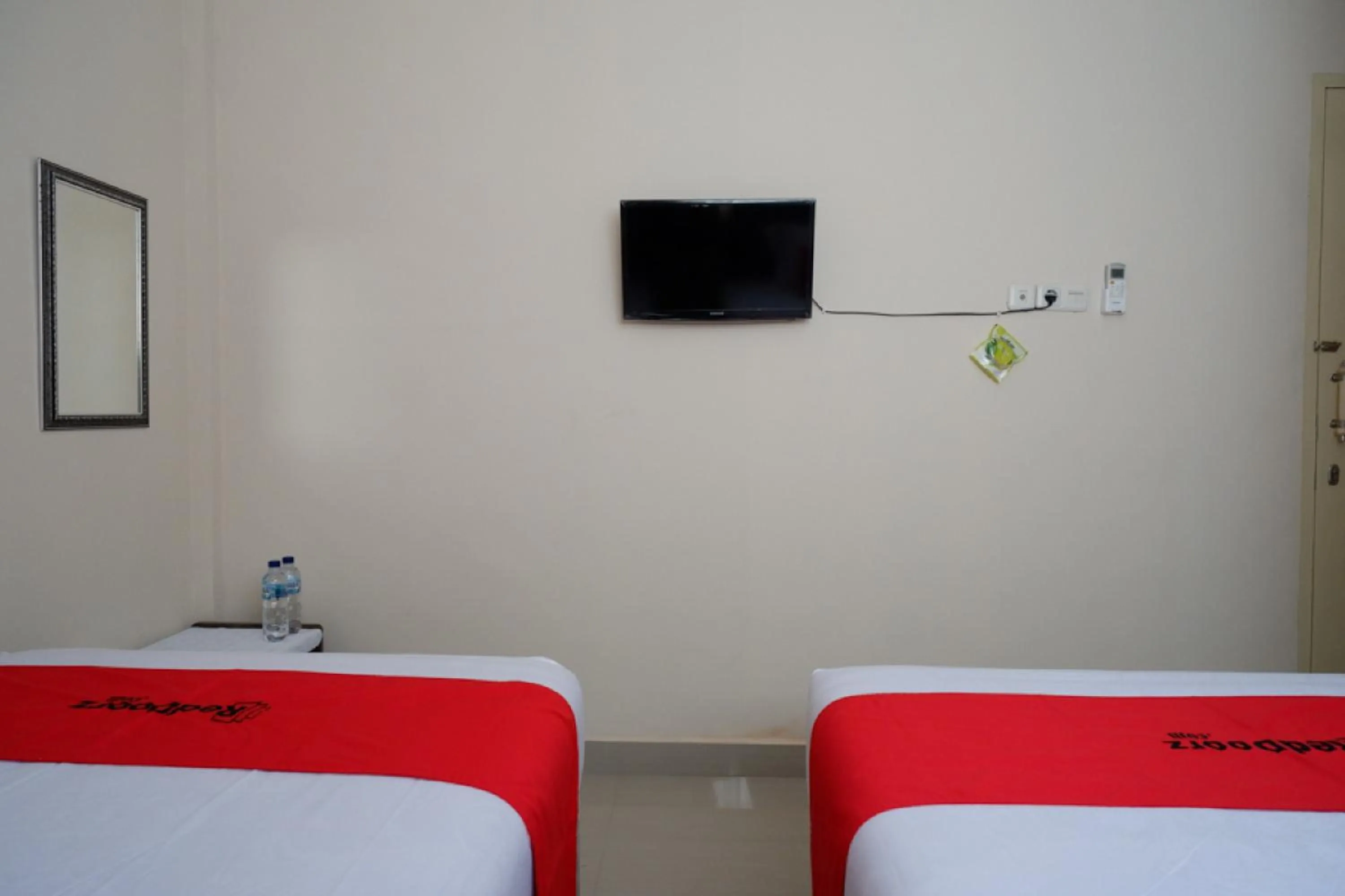 Bedroom, Bed in RedDoorz near Millenium Waterpark Palu