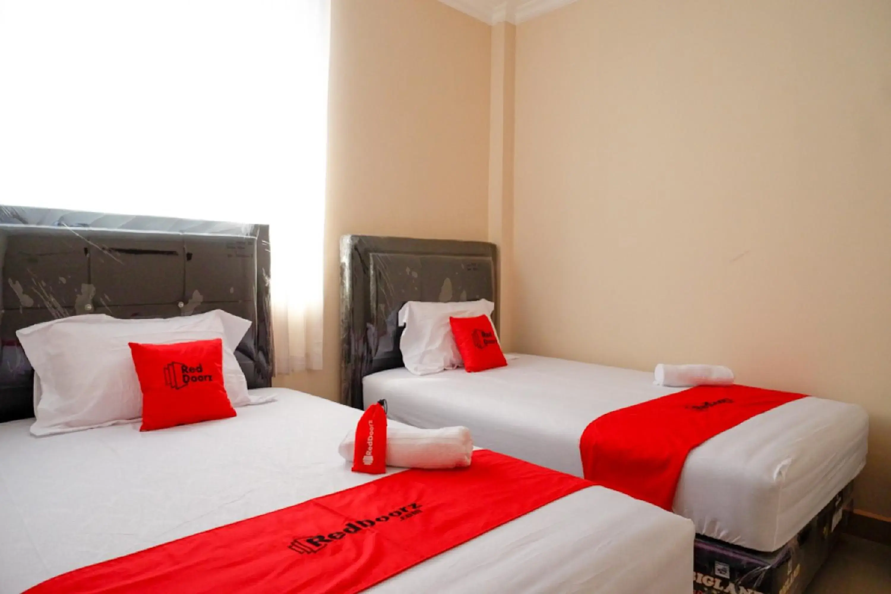 Twin Room in RedDoorz near Millenium Waterpark Palu Twin Room in RedDoorz near Millenium Waterpark Palu