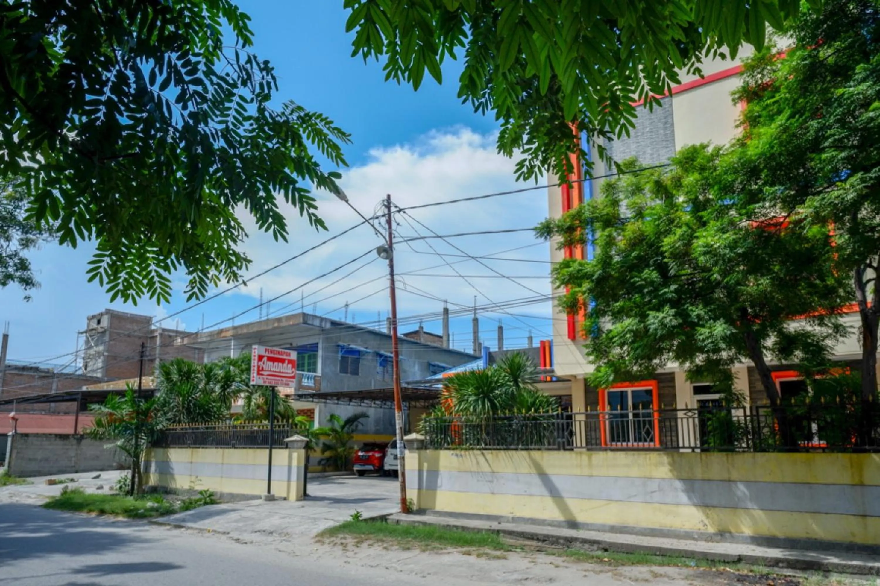 Facade/entrance in RedDoorz near Millenium Waterpark Palu