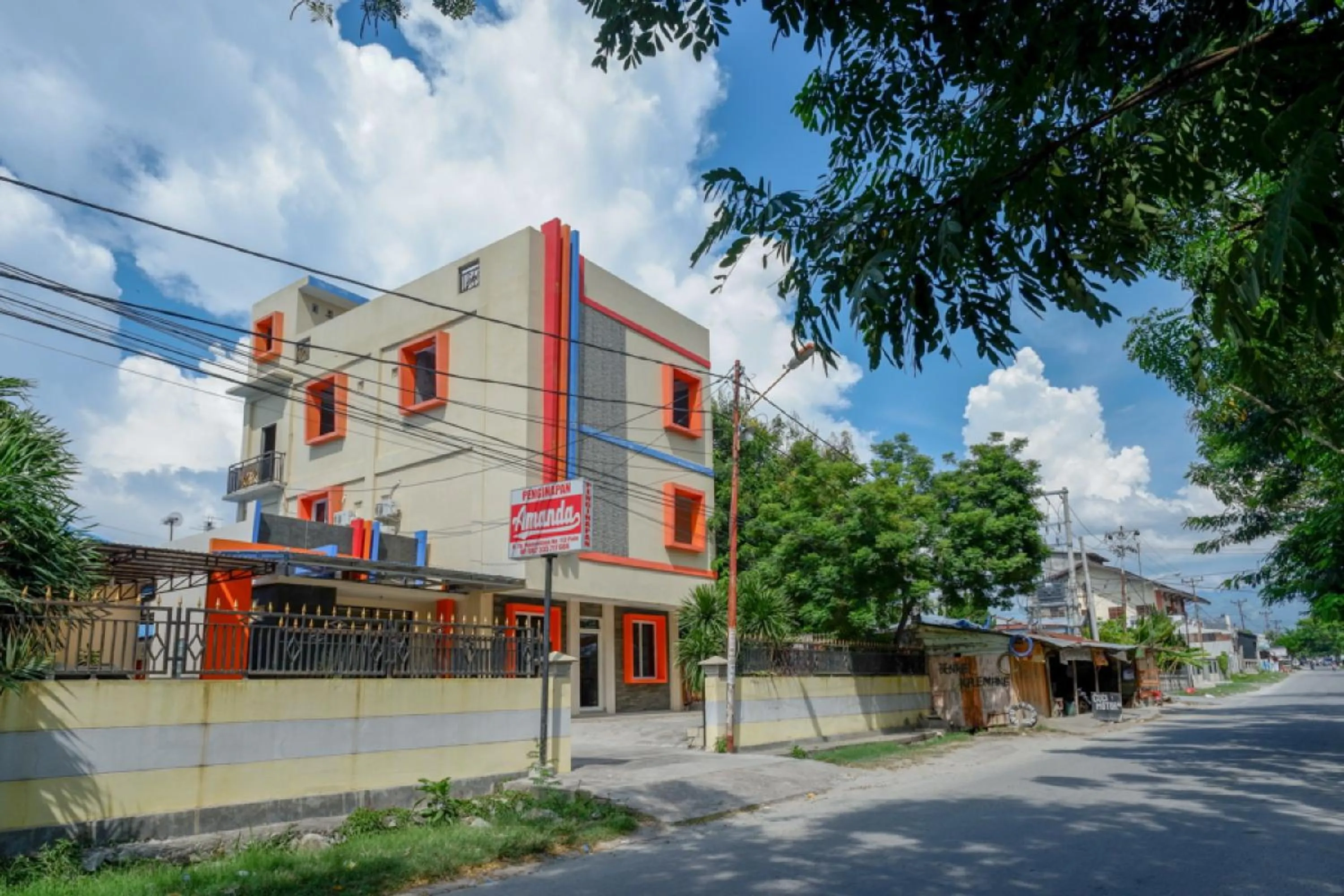 Property building in RedDoorz near Millenium Waterpark Palu