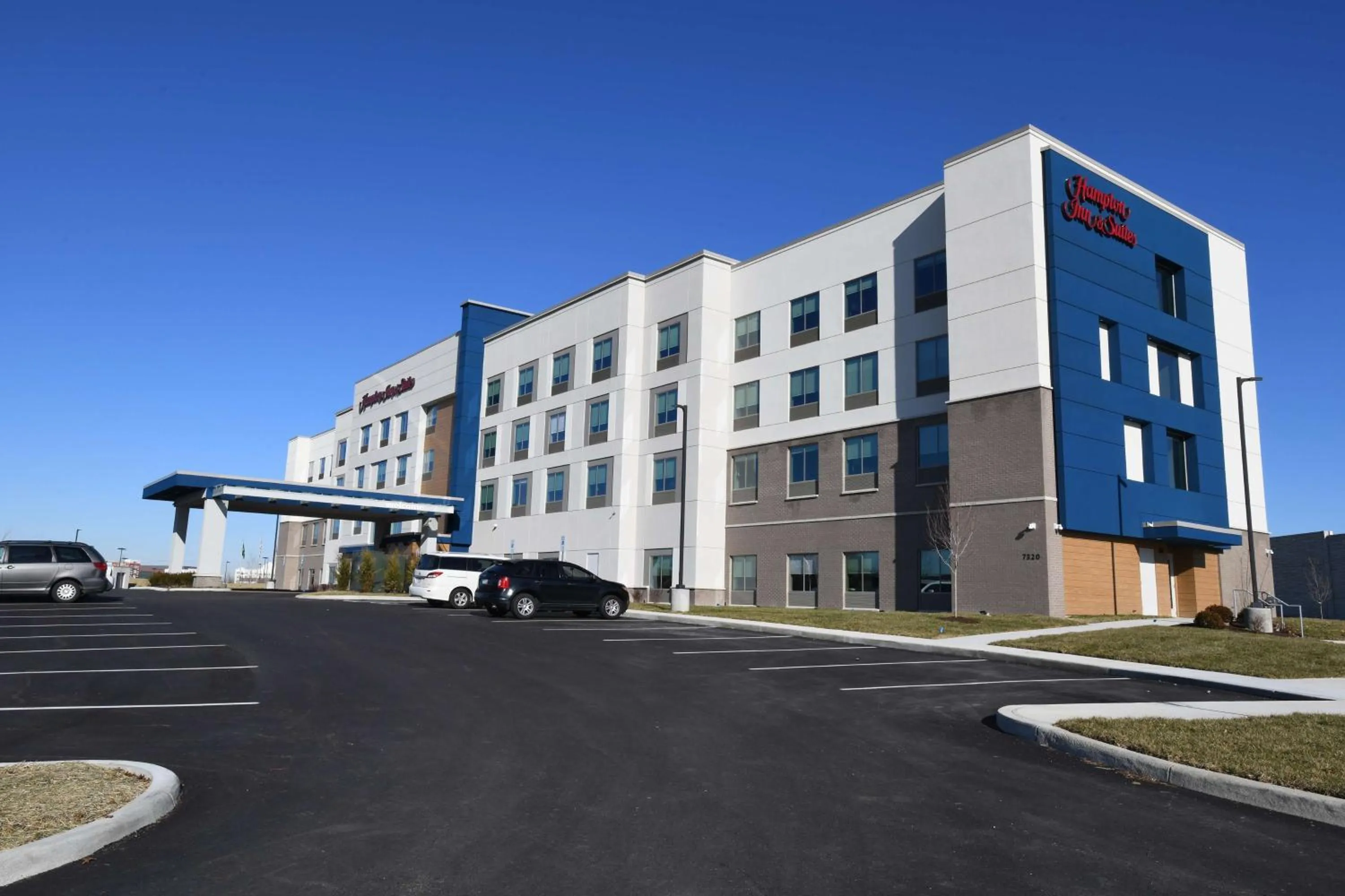 Property building in Hampton Inn & Suites Cincinnati Liberty Township