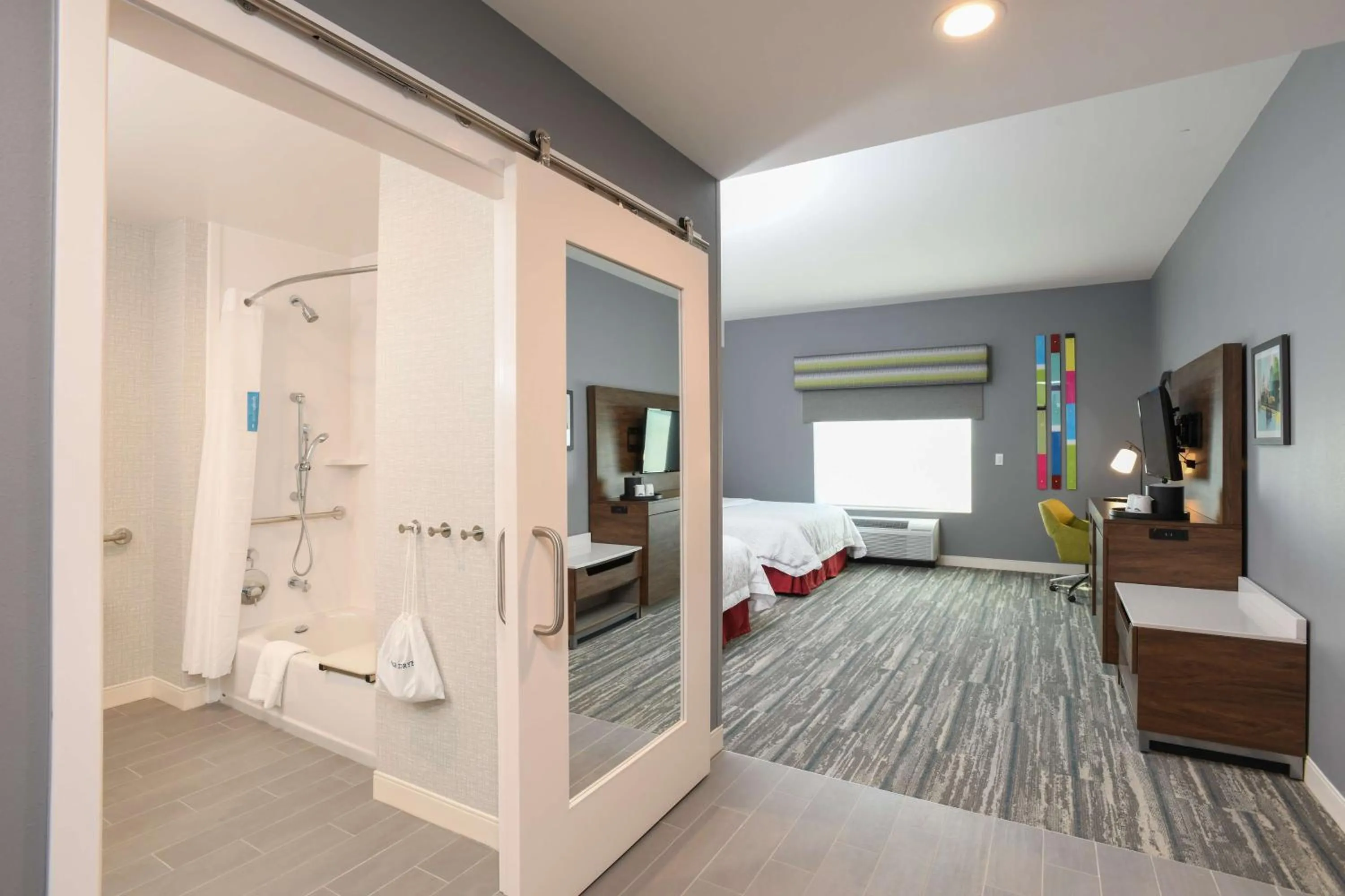 Bedroom, Bed in Hampton Inn & Suites Cincinnati Liberty Township