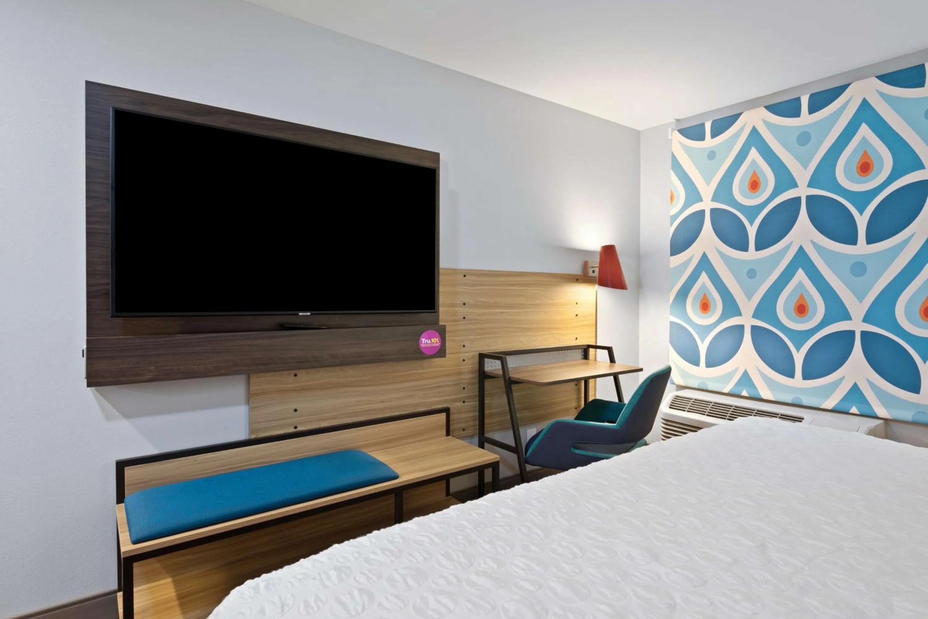 Bedroom, Bed in Tru By Hilton Sharonville, OH