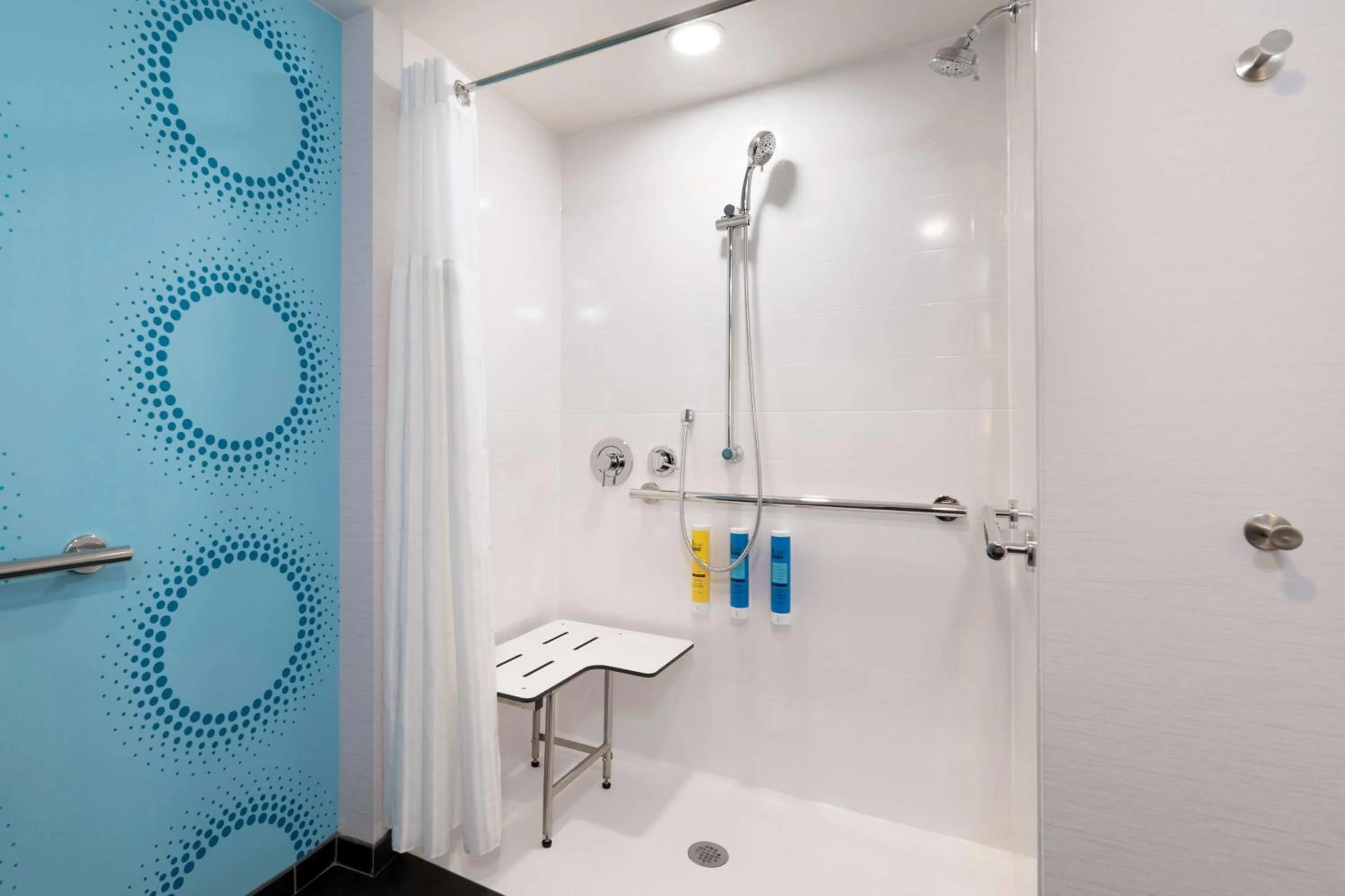 Bathroom in Tru By Hilton Sharonville, OH