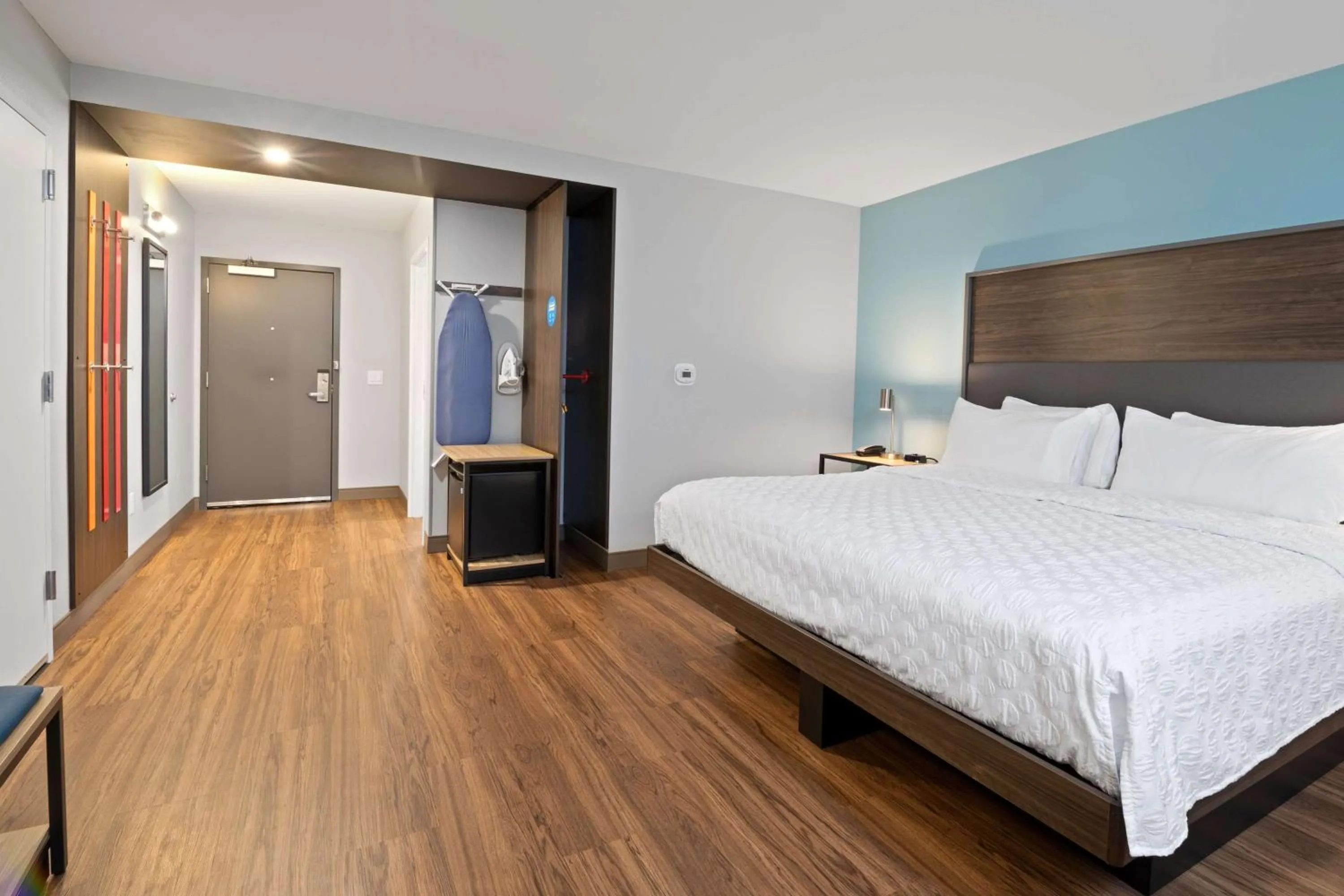 Photo of the whole room, Bed in Tru By Hilton Sharonville, OH