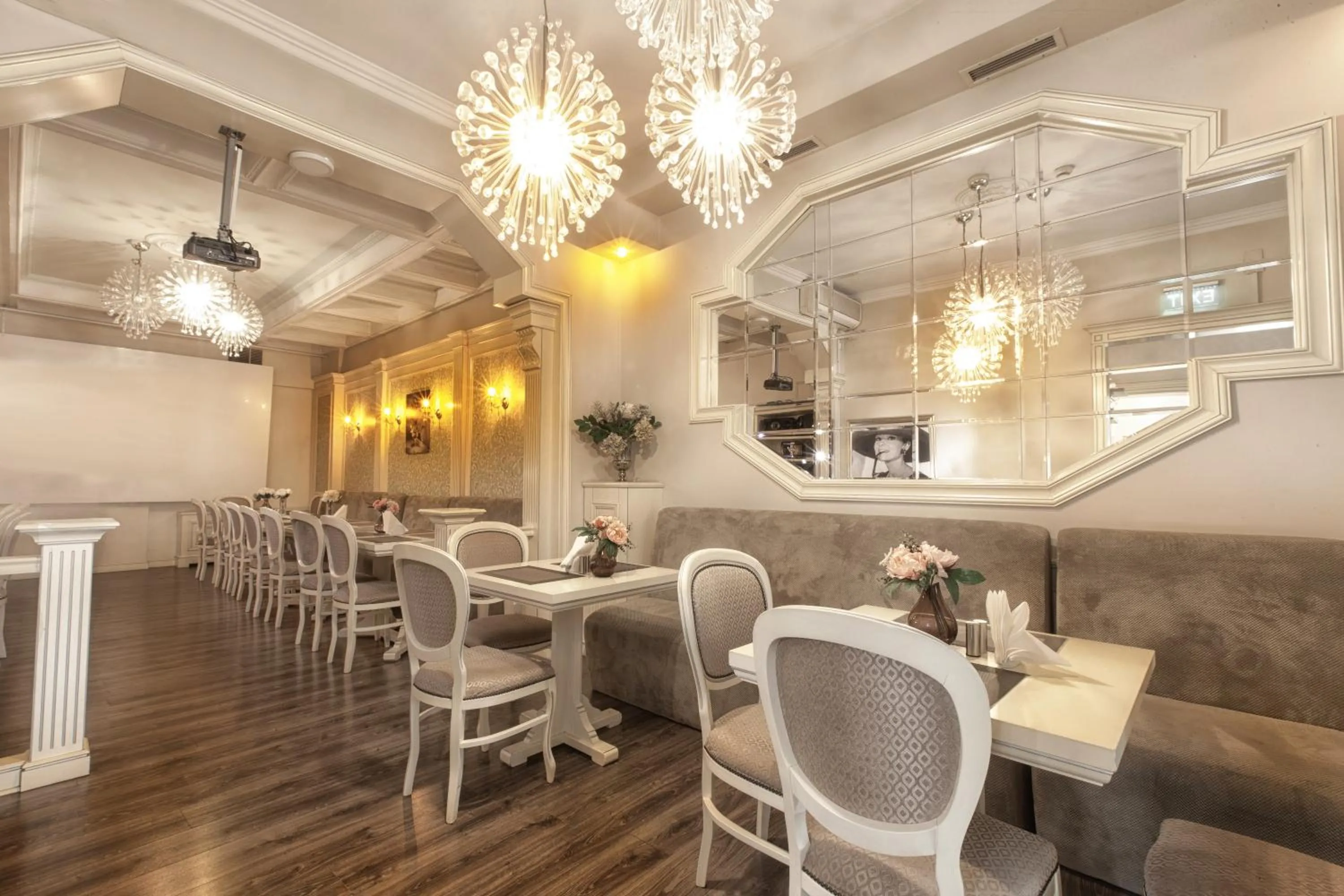 Restaurant/places to eat in Carol Boutique & SPA ex Vila Cornelia