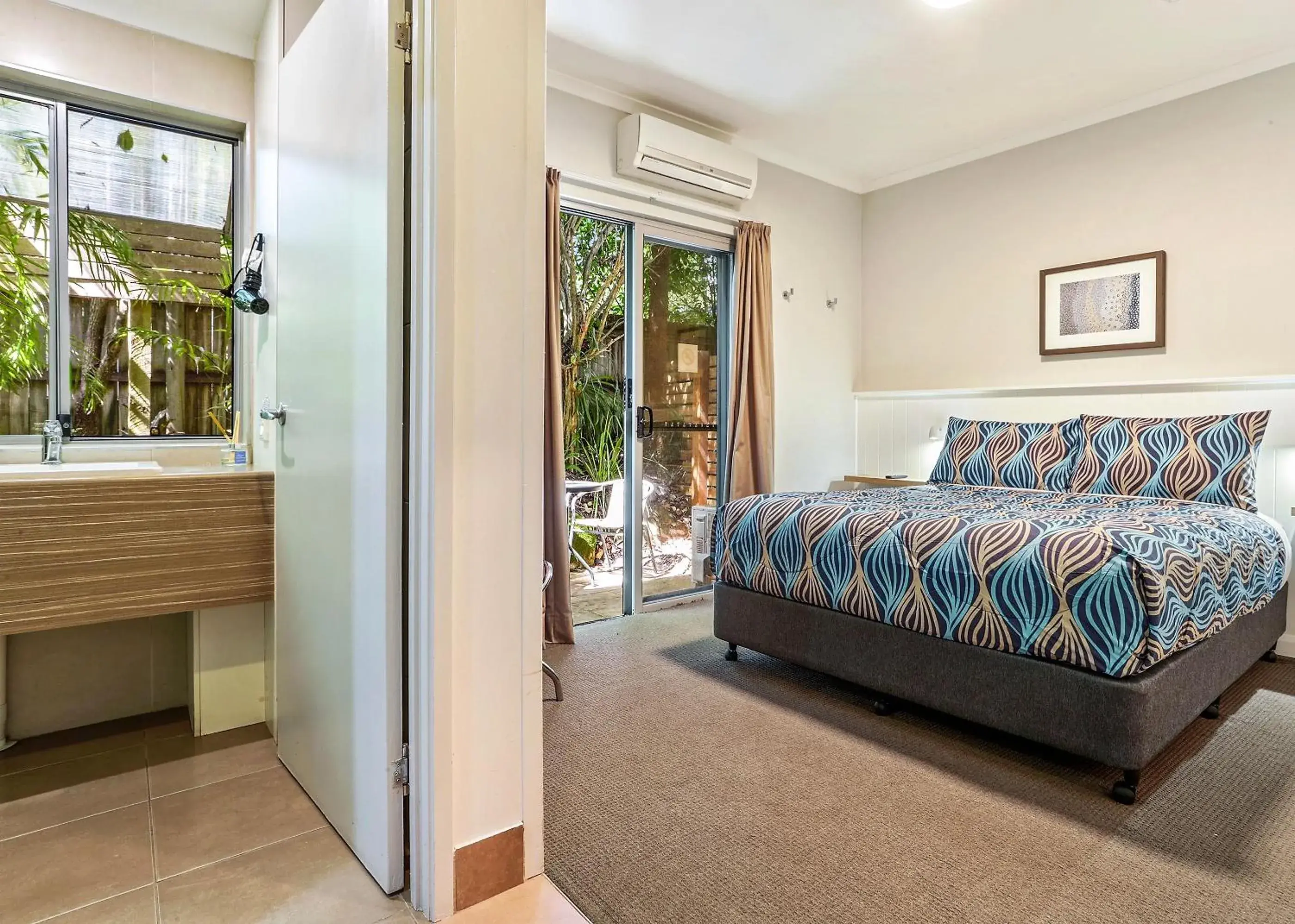 Private Queen + Ensuite & Courtyard in Noosa Flashpackers Private Queen + Ensuite & Courtyard in Noosa Flashpackers