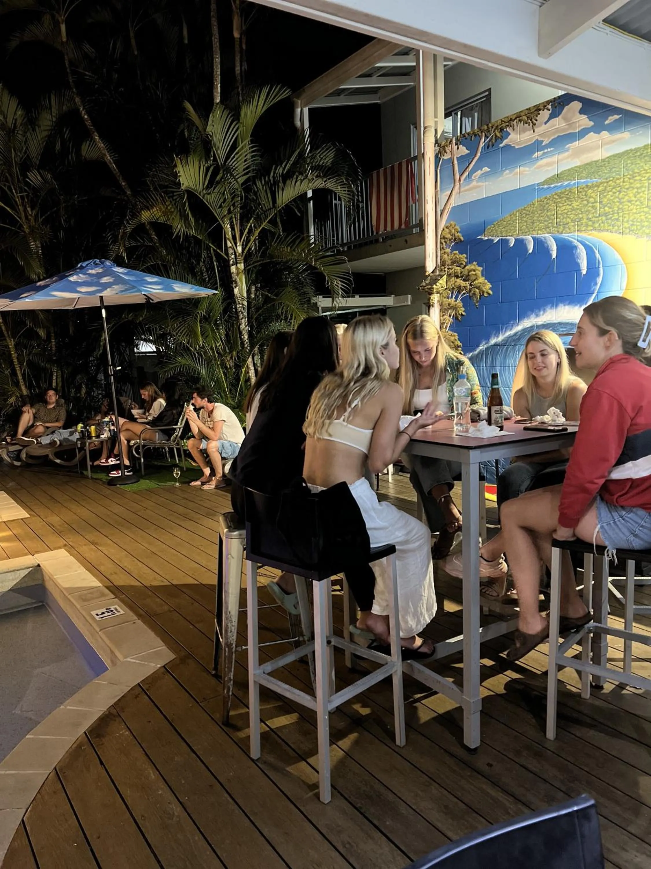 Evening entertainment in Noosa Flashpackers