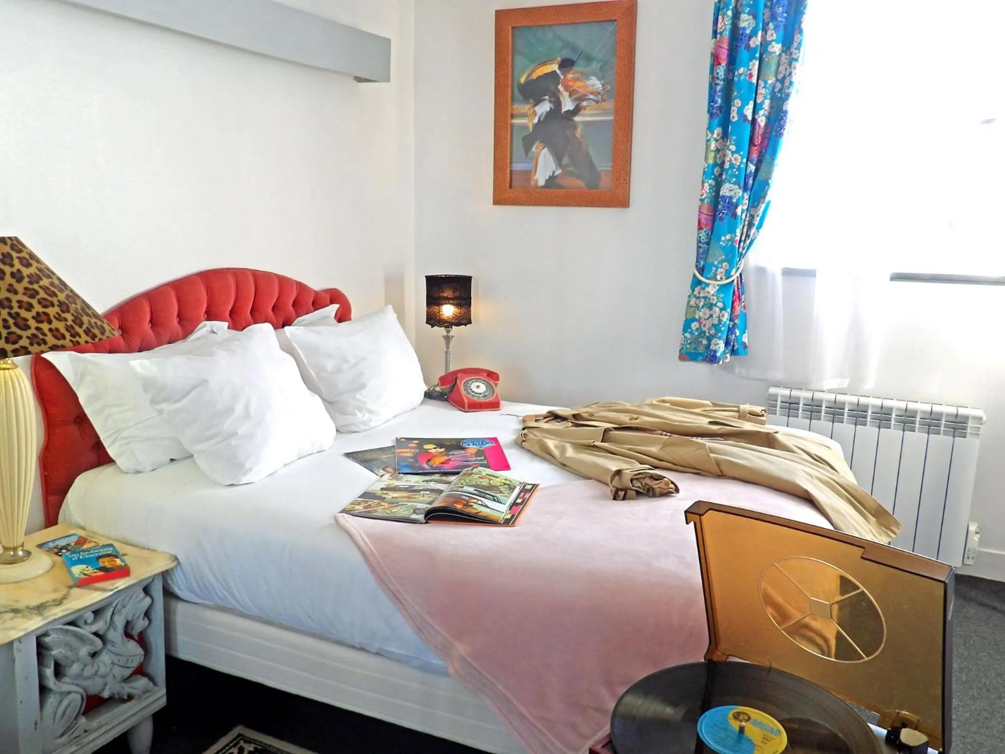 Bed in Detective Hotel