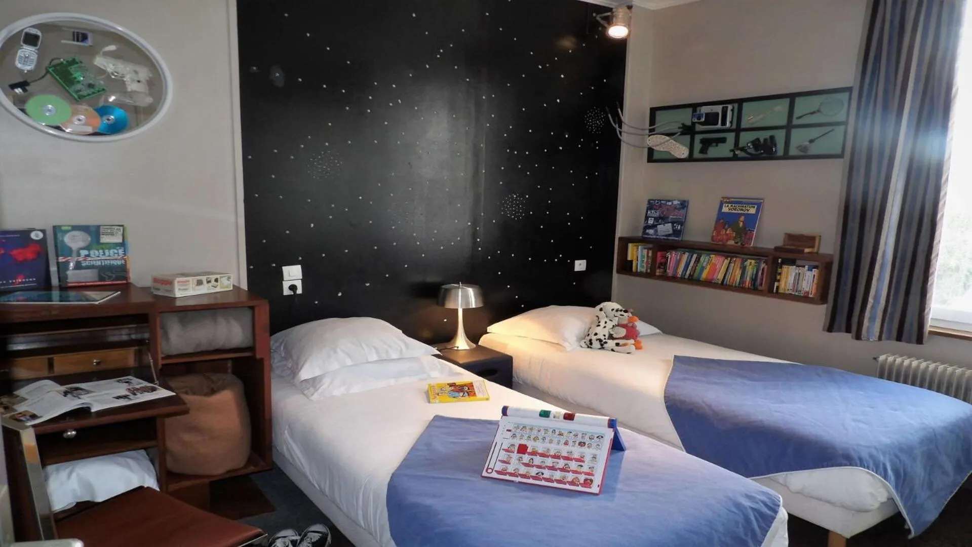 Bed in Detective Hotel