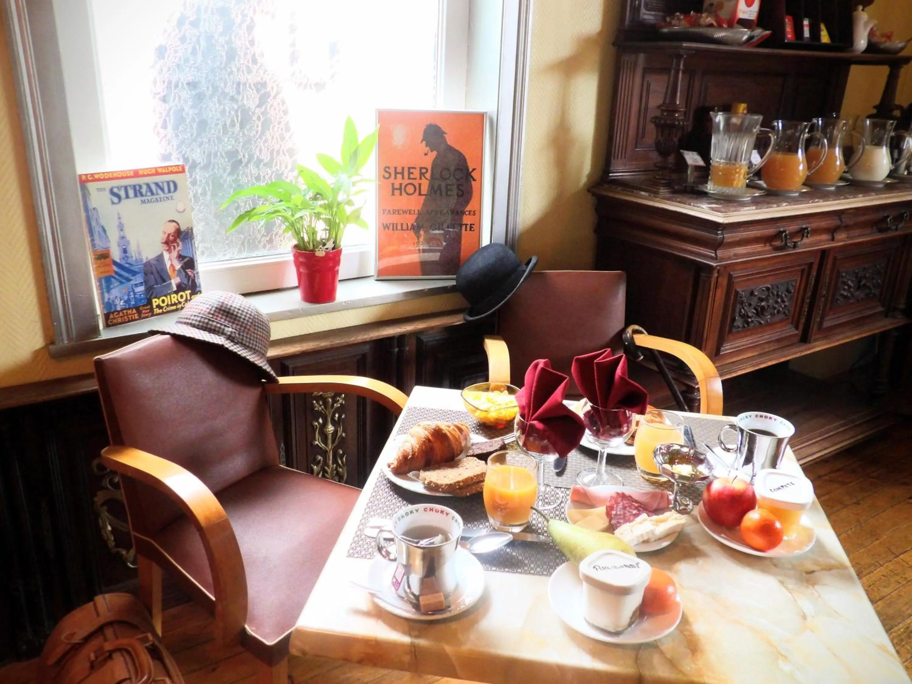 Restaurant/places to eat in Detective Hotel