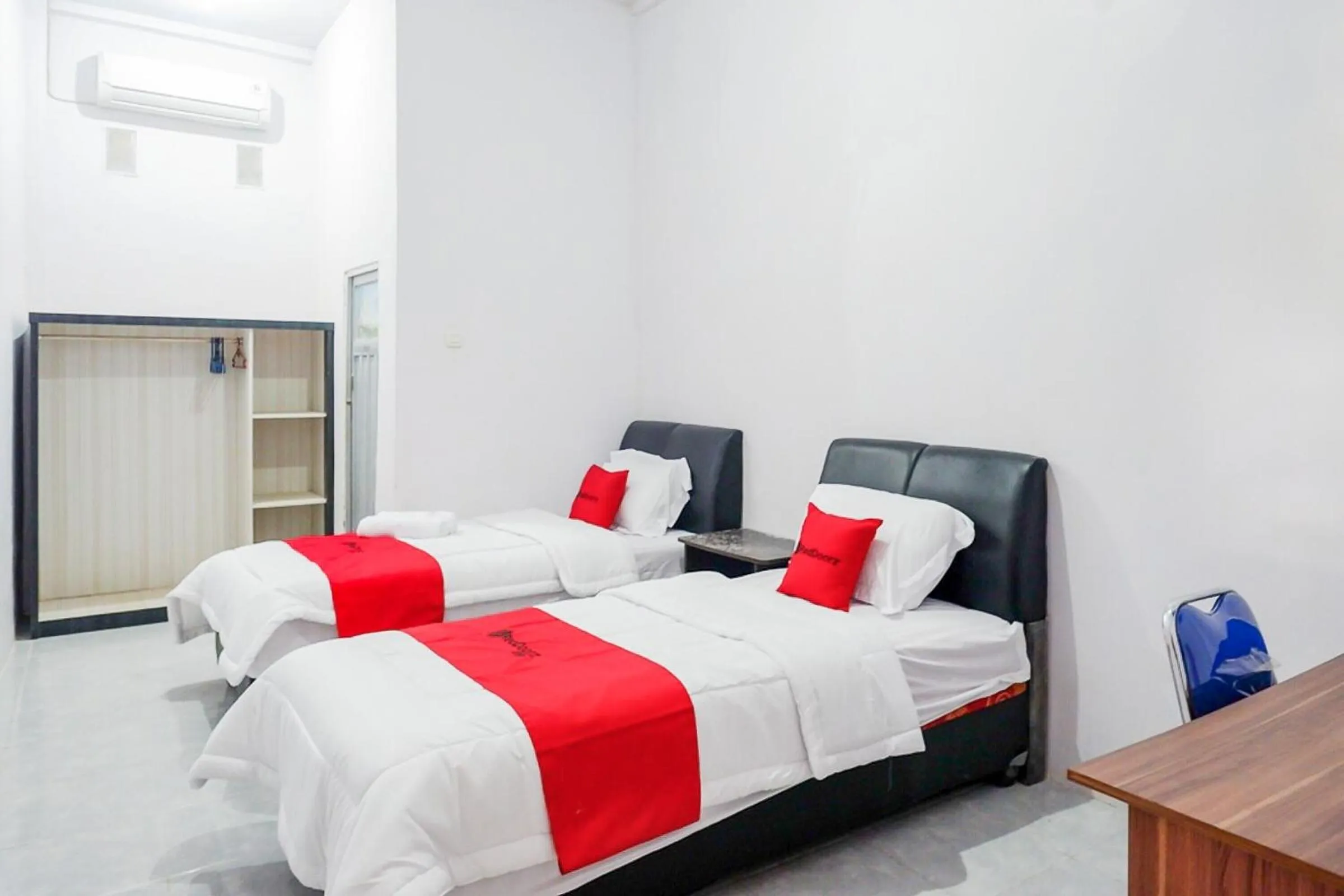 Bedroom, Bed in RedDoorz Plus at Hotel Lestari Karema Mamuju