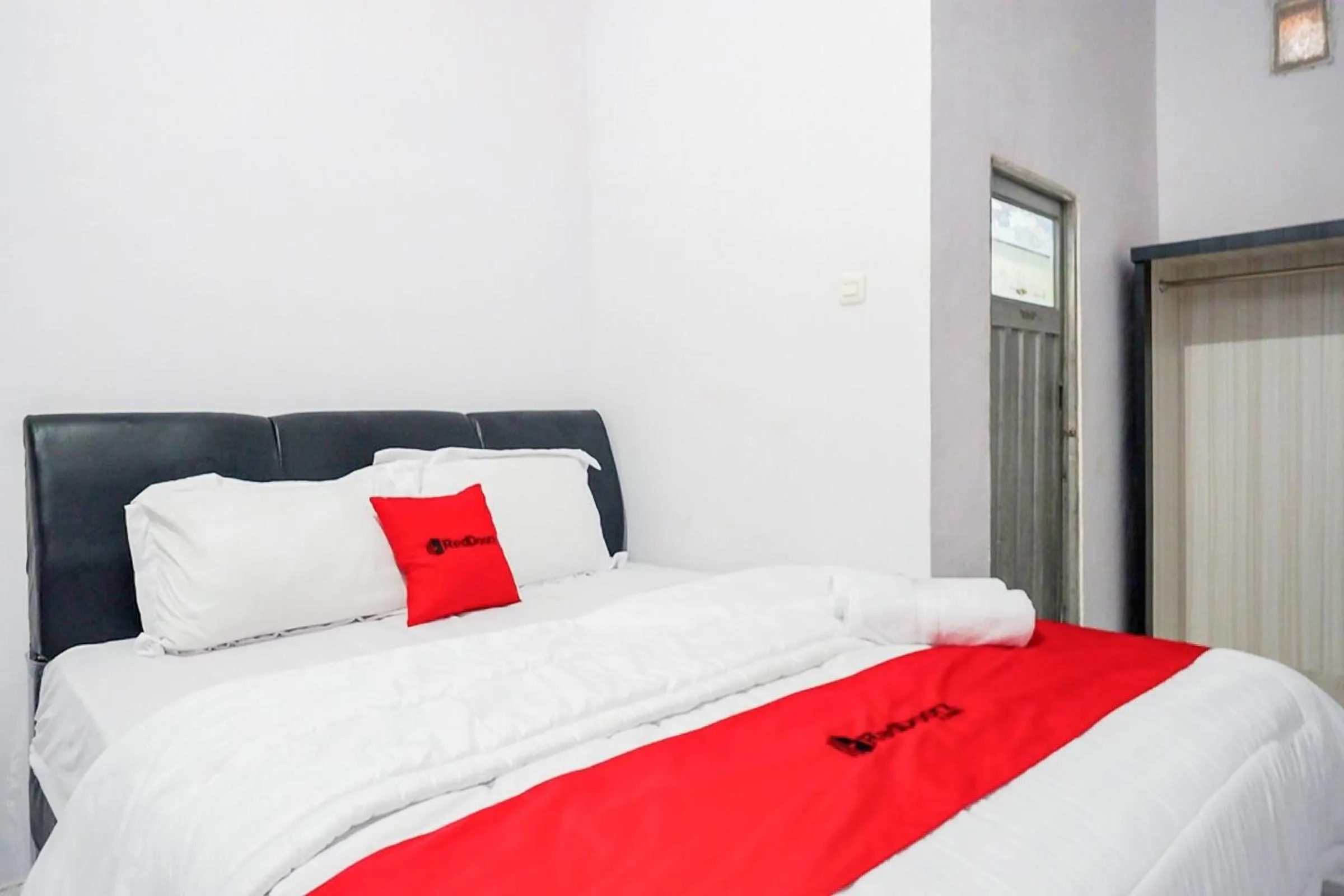 Bedroom, Bed in RedDoorz Plus at Hotel Lestari Karema Mamuju