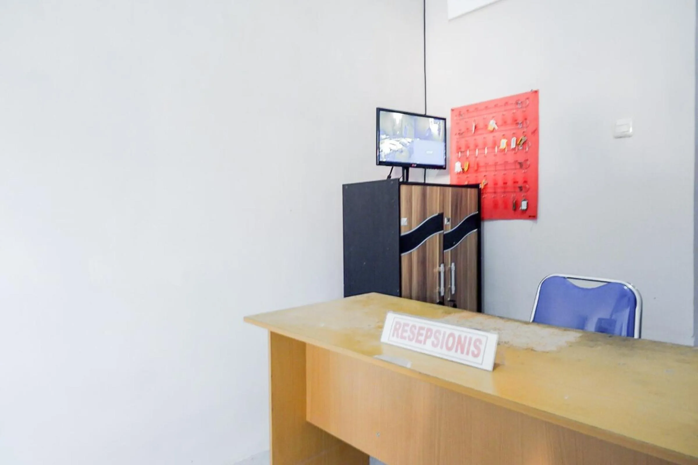 Lobby or reception in RedDoorz Plus at Hotel Lestari Karema Mamuju