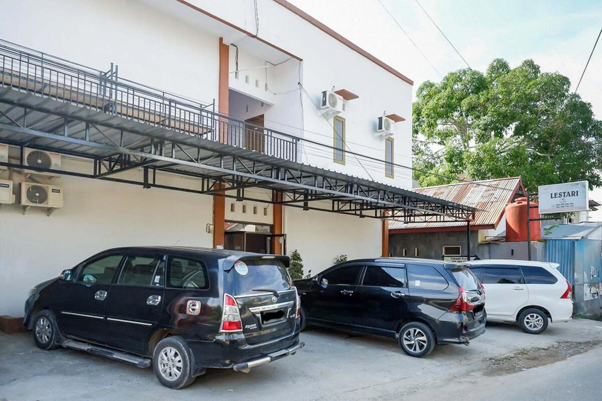 Parking in RedDoorz Plus at Hotel Lestari Karema Mamuju