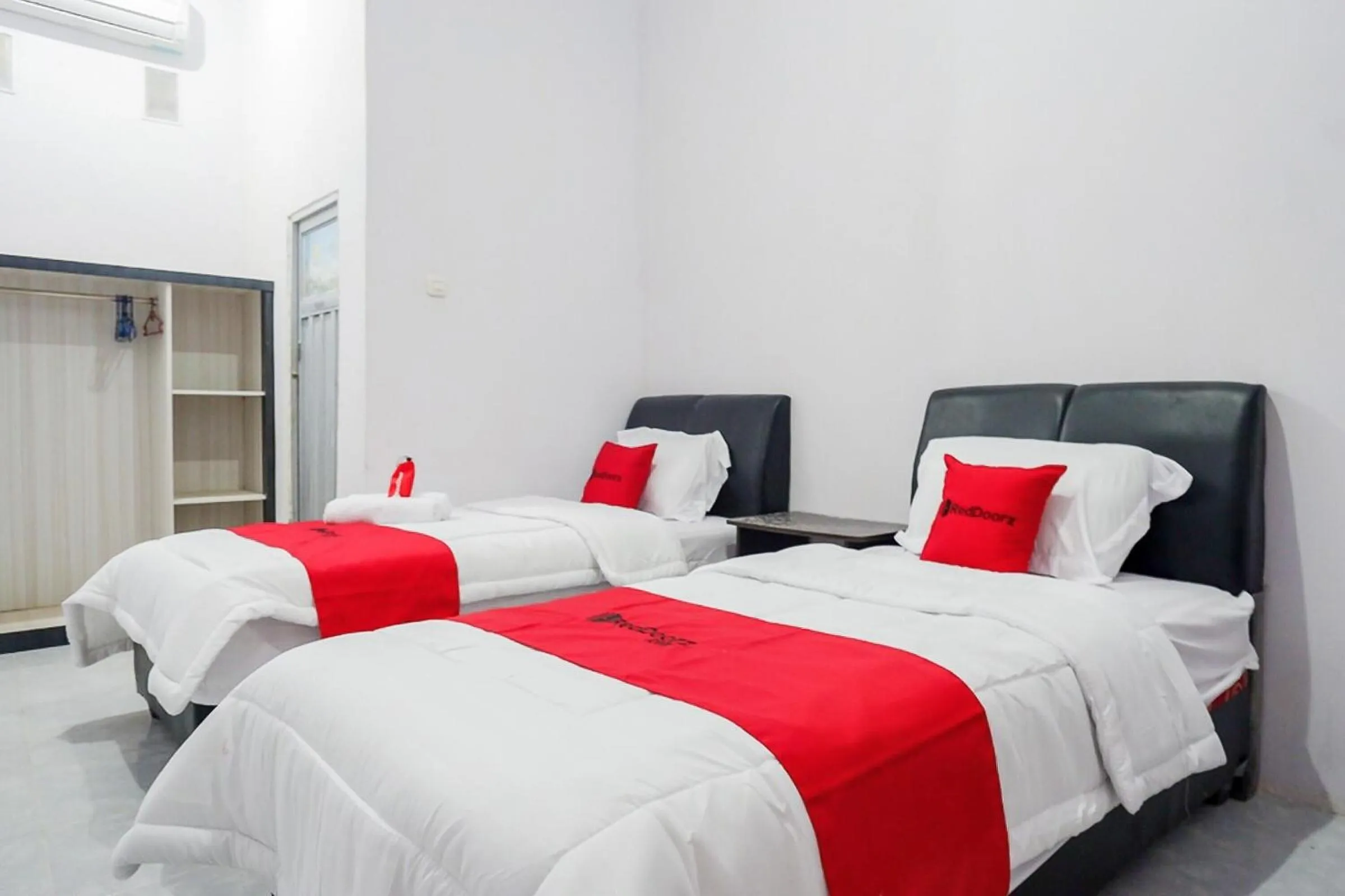 Bedroom, Bed in RedDoorz Plus at Hotel Lestari Karema Mamuju