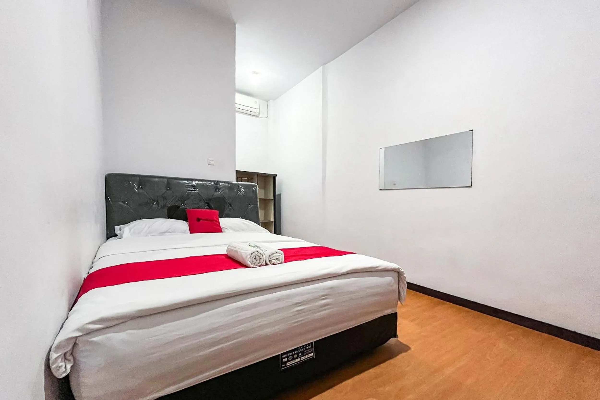 Bedroom, Bed in RedDoorz Plus at Hotel Lestari Karema Mamuju