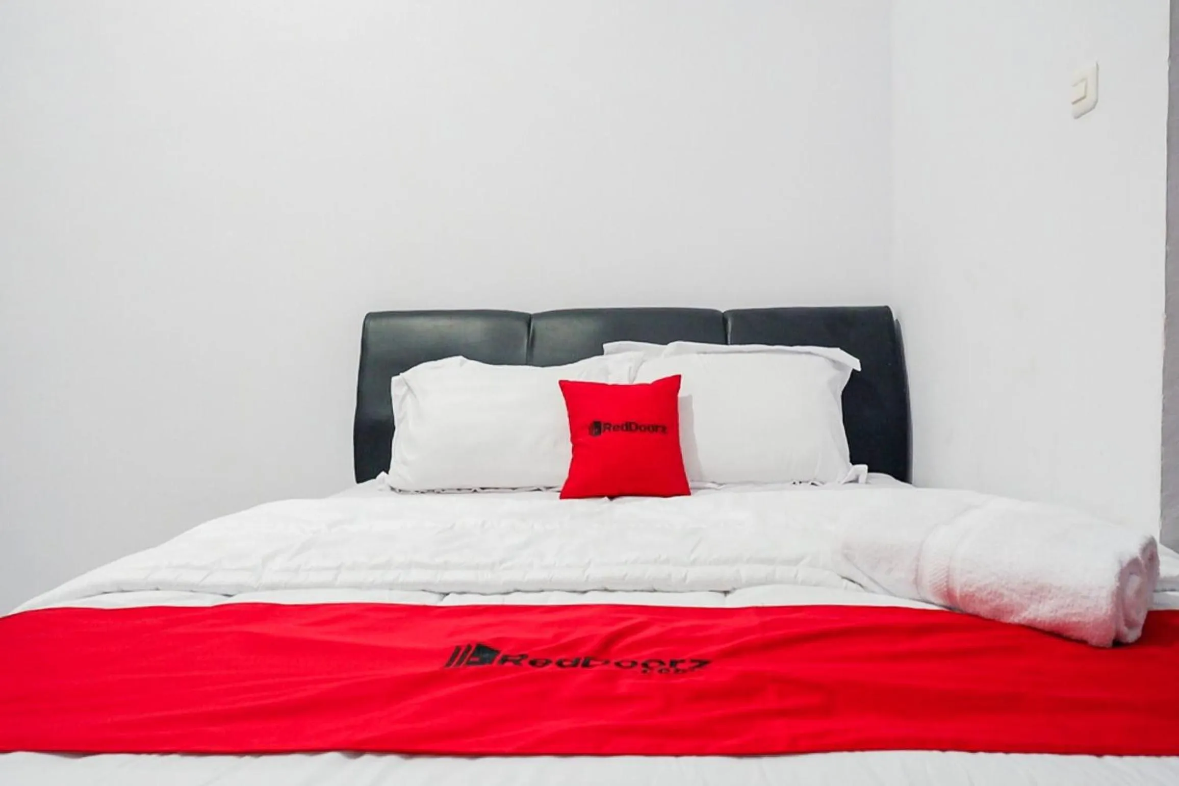 Bedroom, Bed in RedDoorz Plus at Hotel Lestari Karema Mamuju