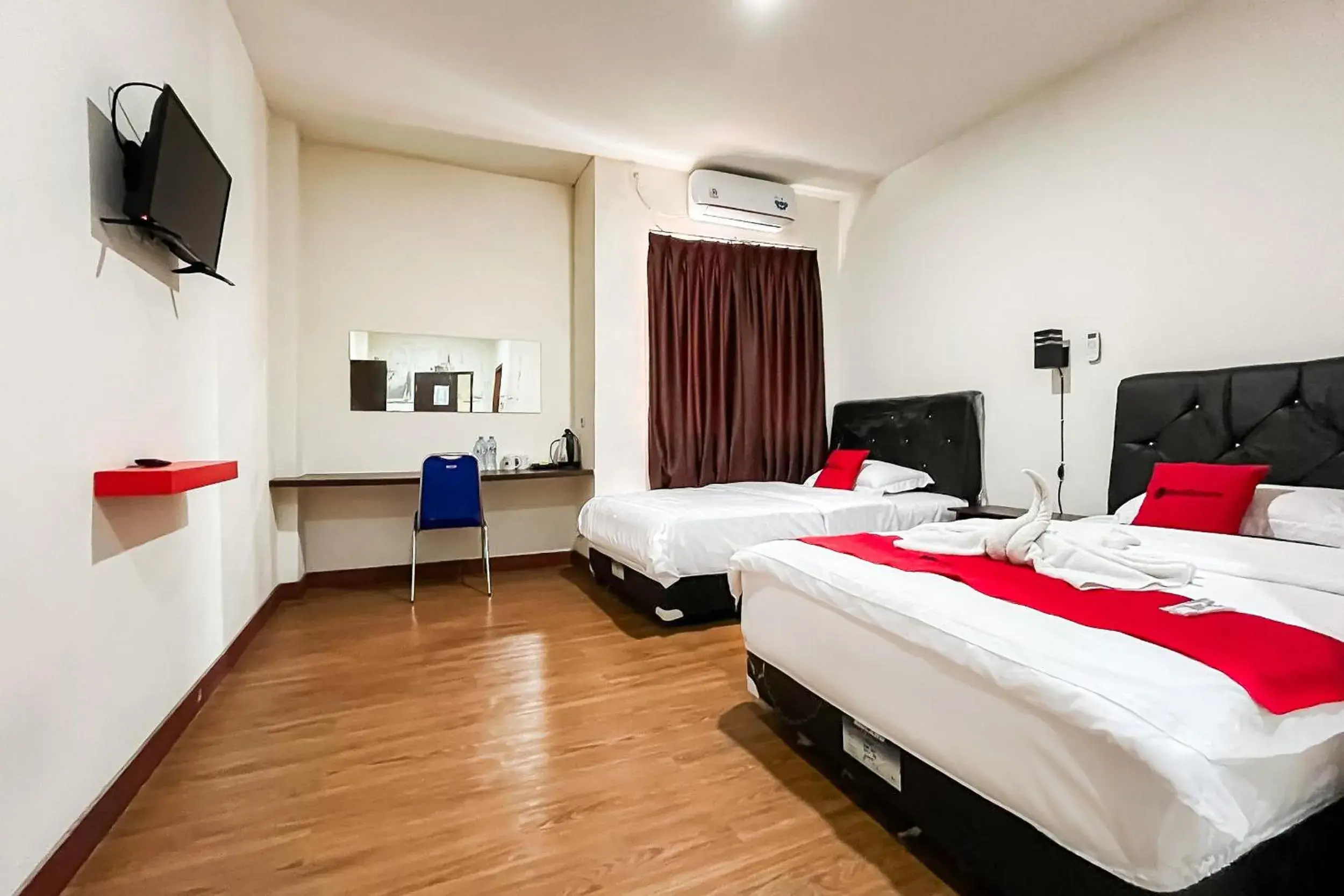 Deluxe Twin Room in RedDoorz Plus at Hotel Lestari Karema Mamuju Deluxe Twin Room in RedDoorz Plus at Hotel Lestari Karema Mamuju