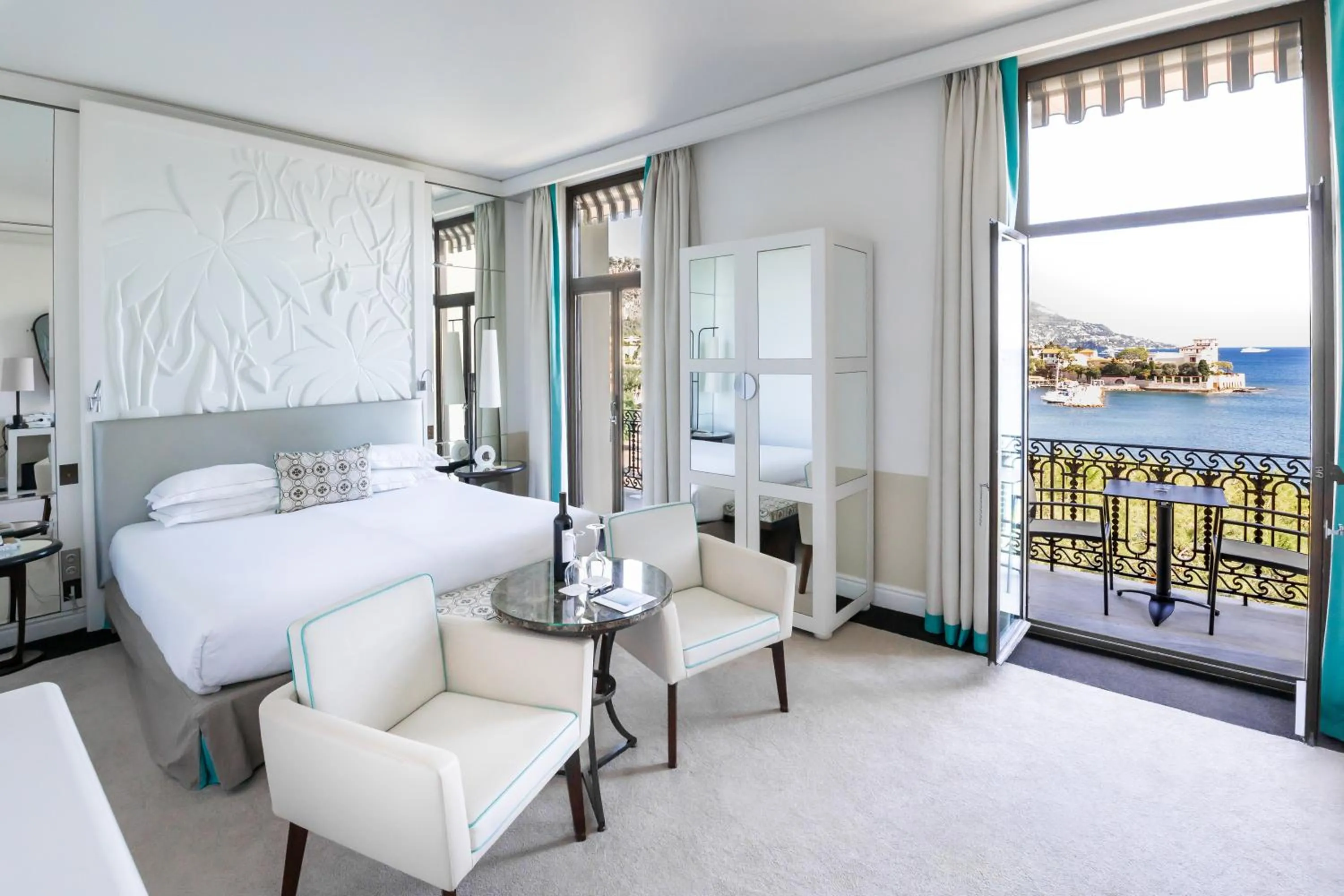 Bed in Hotel Royal-Riviera