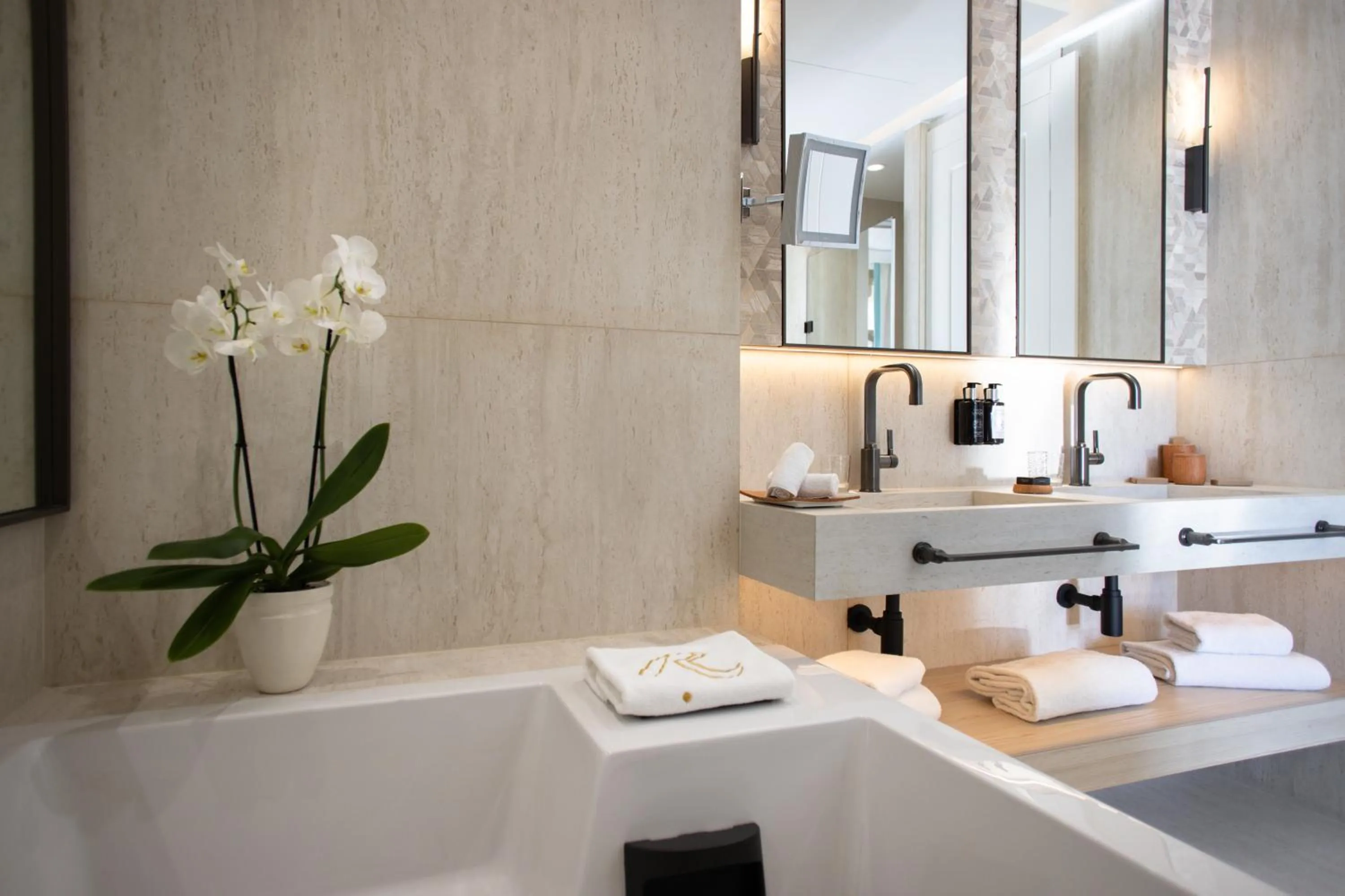 Hot Tub in Hotel Royal-Riviera