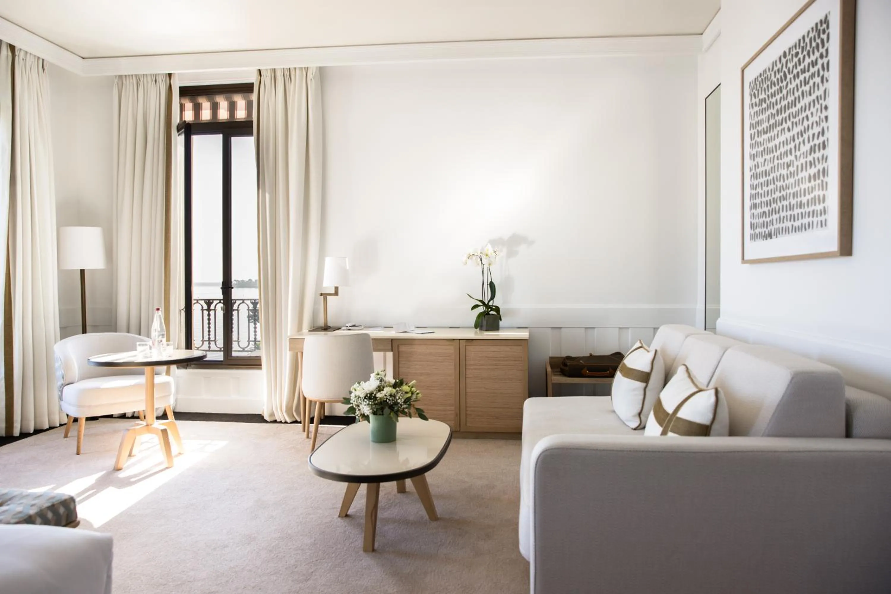 Seating area in Hotel Royal-Riviera