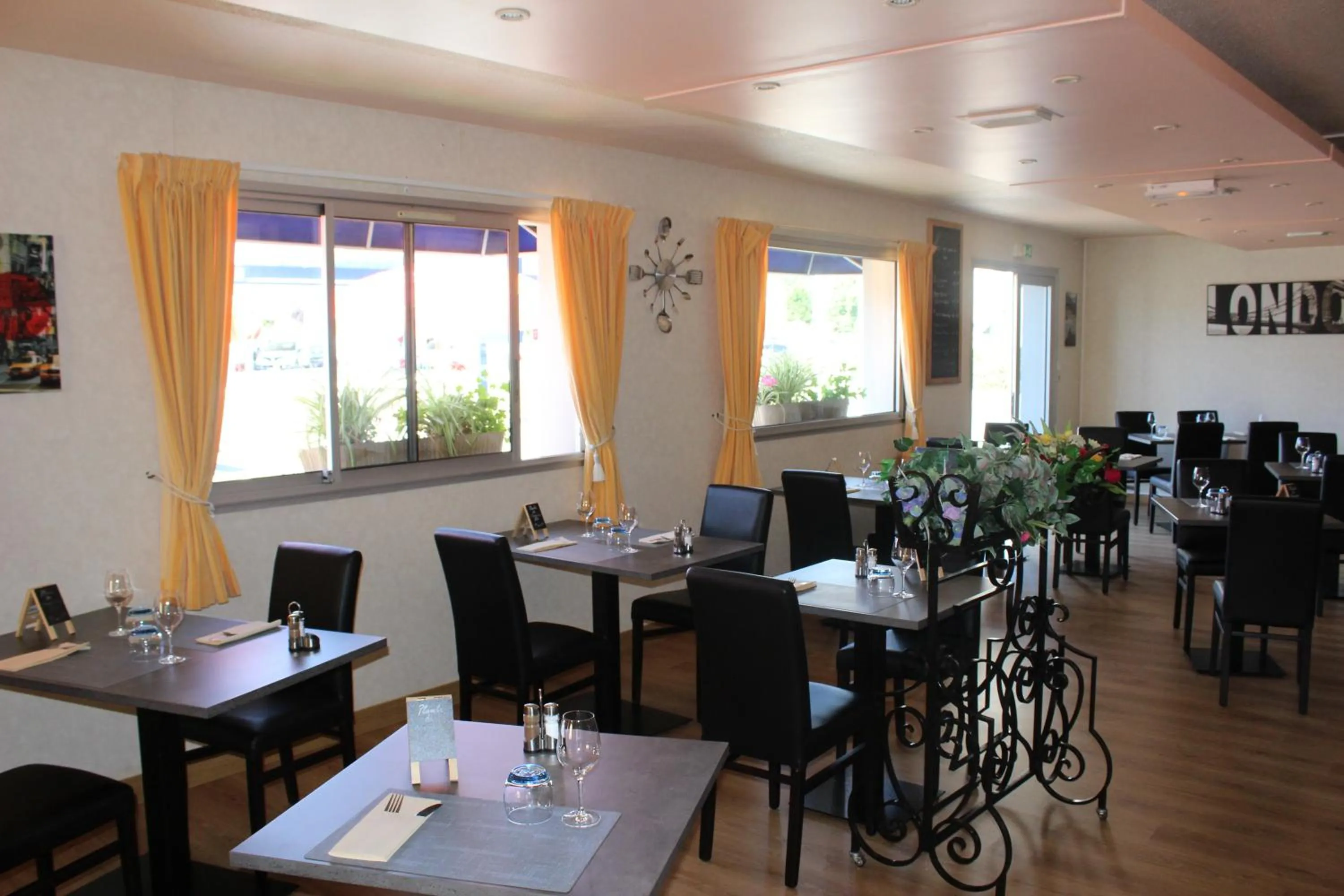 Restaurant/places to eat in HOTEL Chateau-Thierry Centre