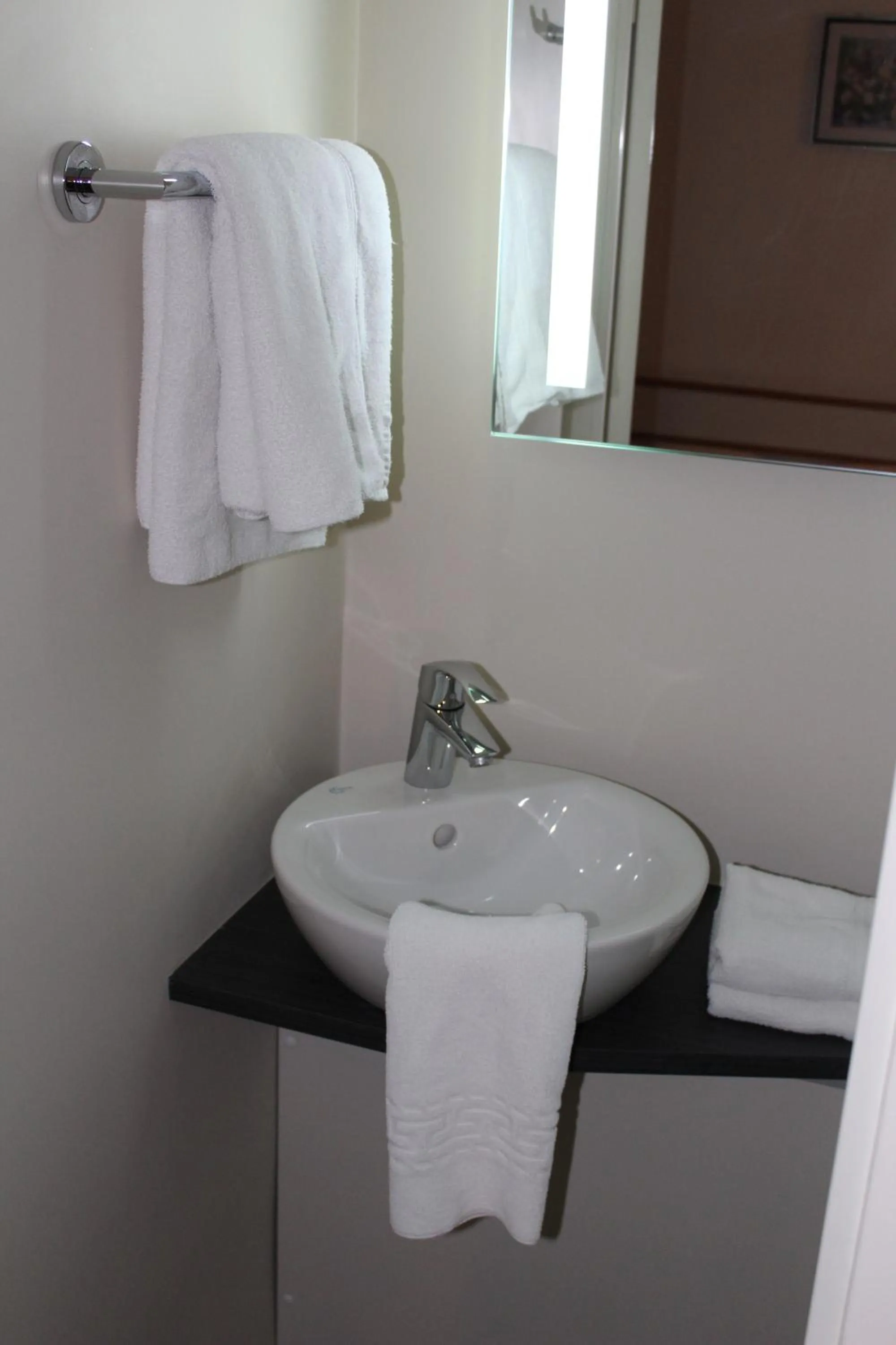 Bathroom in HOTEL Chateau-Thierry Centre