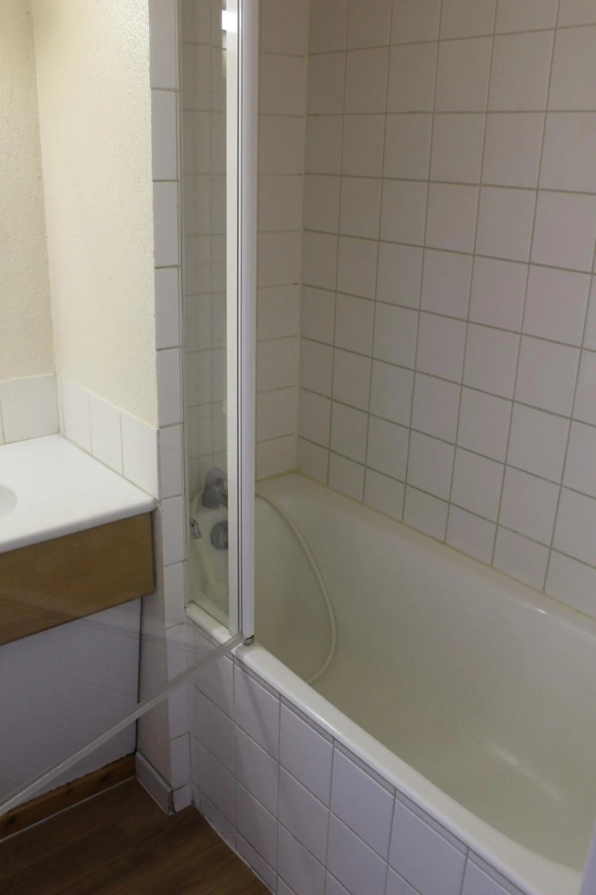 Bathroom in HOTEL Chateau-Thierry Centre