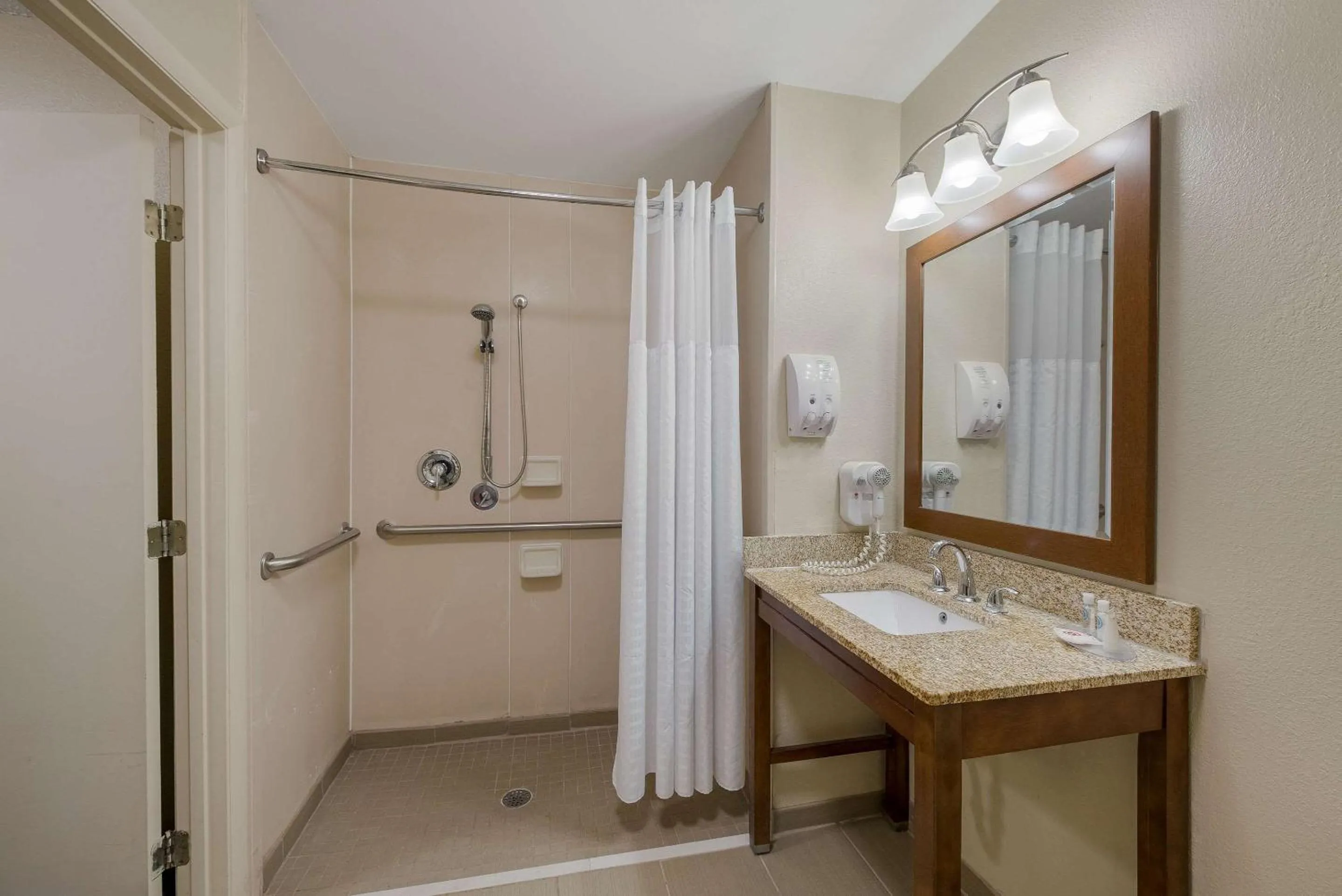 Bedroom in Comfort Inn Fayetteville I-95